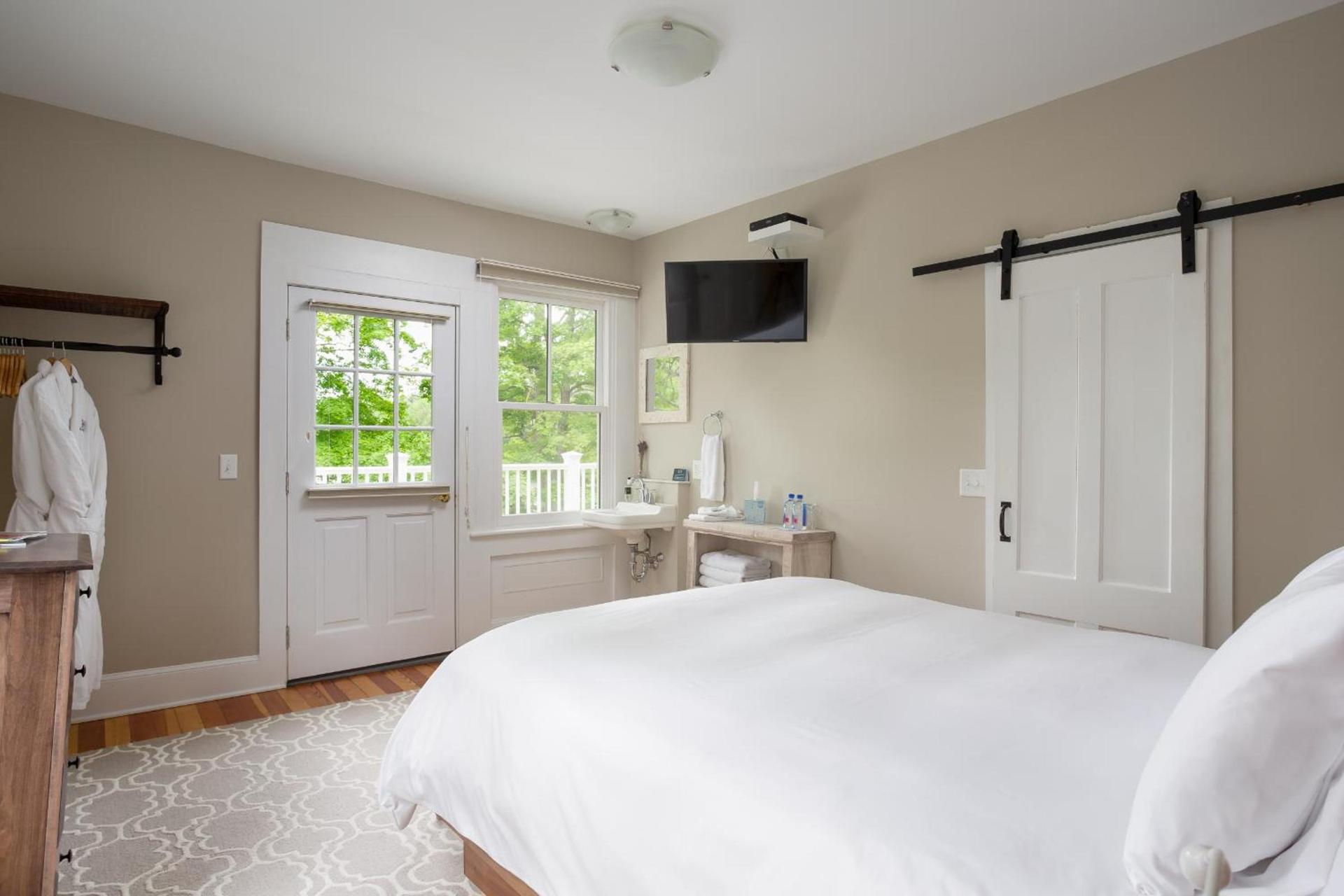 Lakehouse Inn photo 20