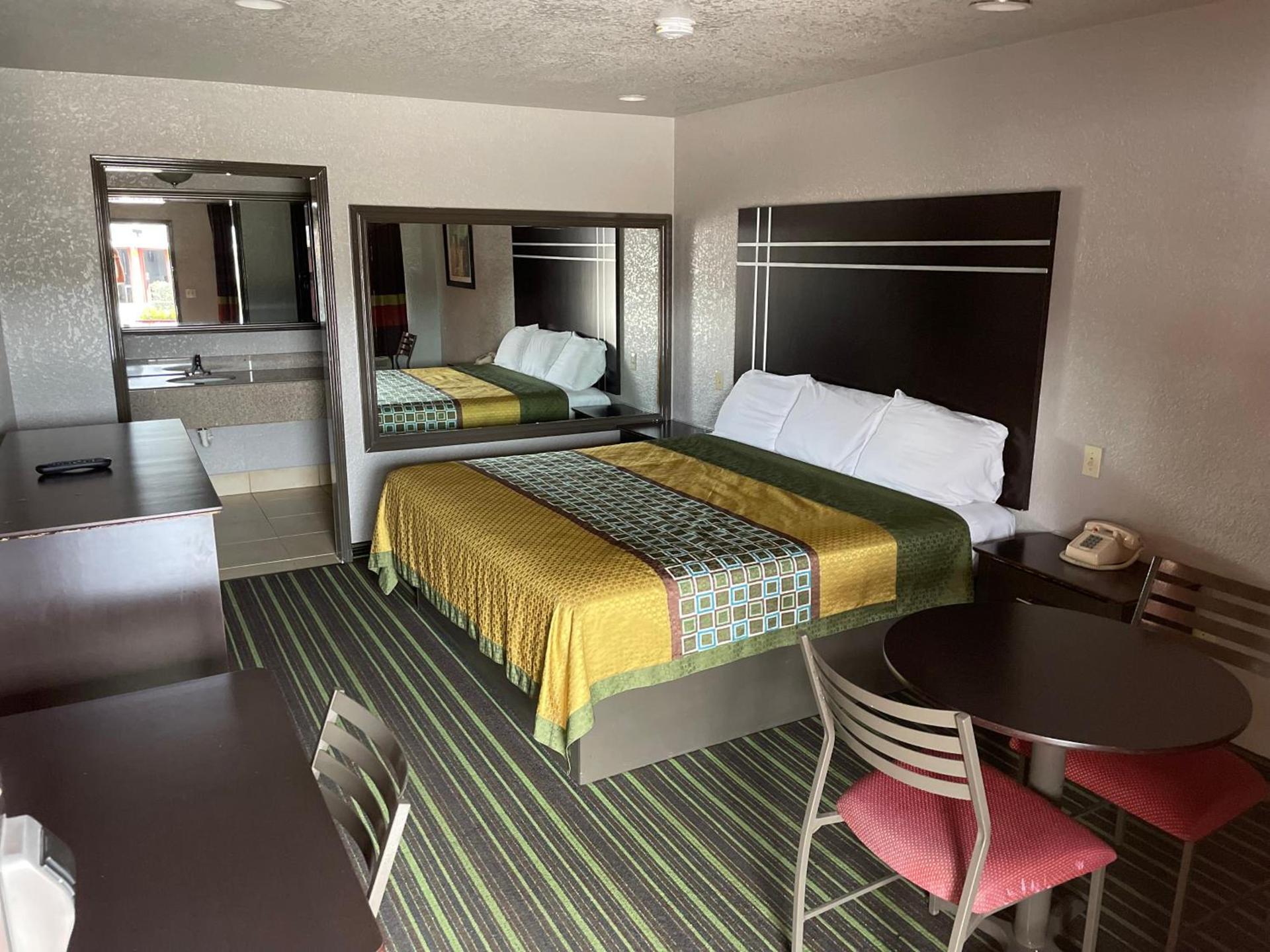 REGENCY INN - CHANNELVIEW photo 31
