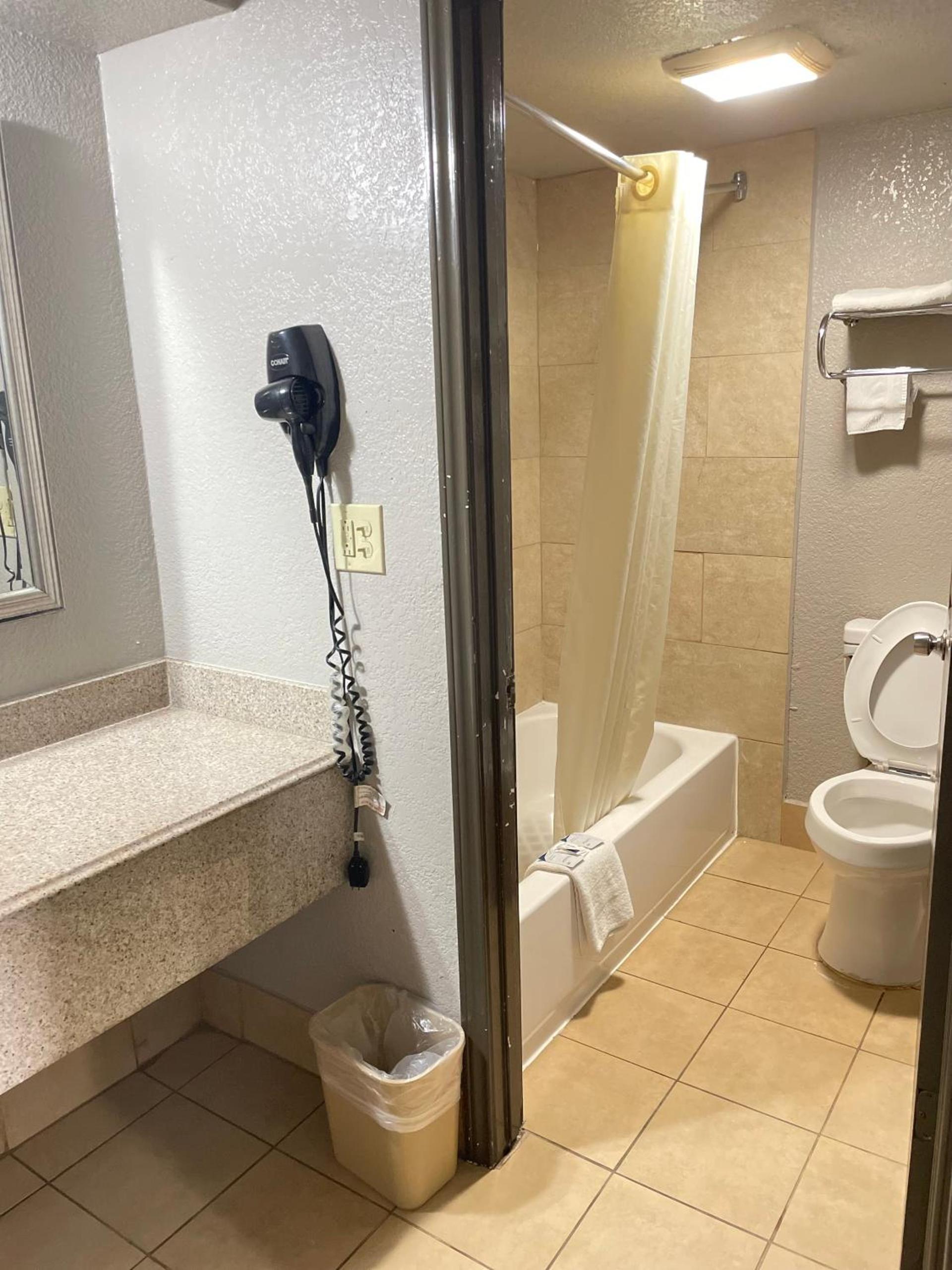REGENCY INN - CHANNELVIEW photo 24