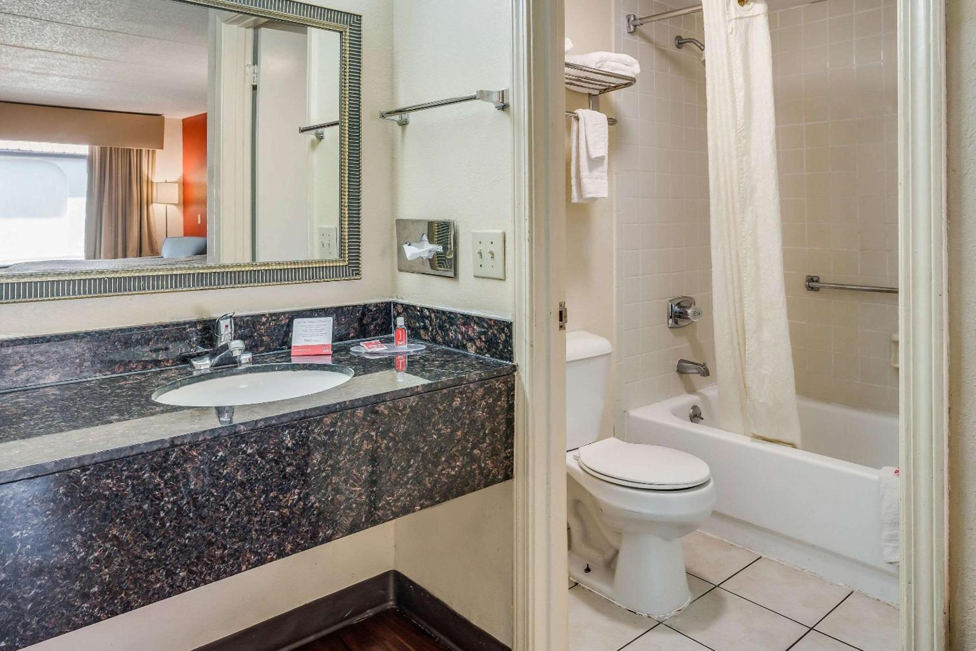 Econo Lodge Inn & Suites Griffin North photo 6