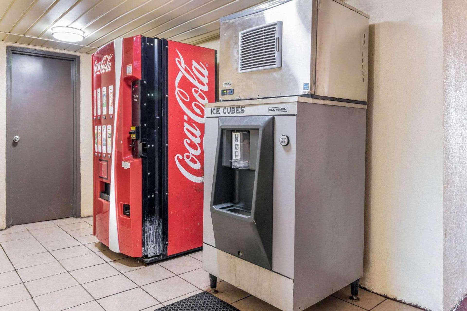 Econo Lodge Inn & Suites Griffin North photo 15
