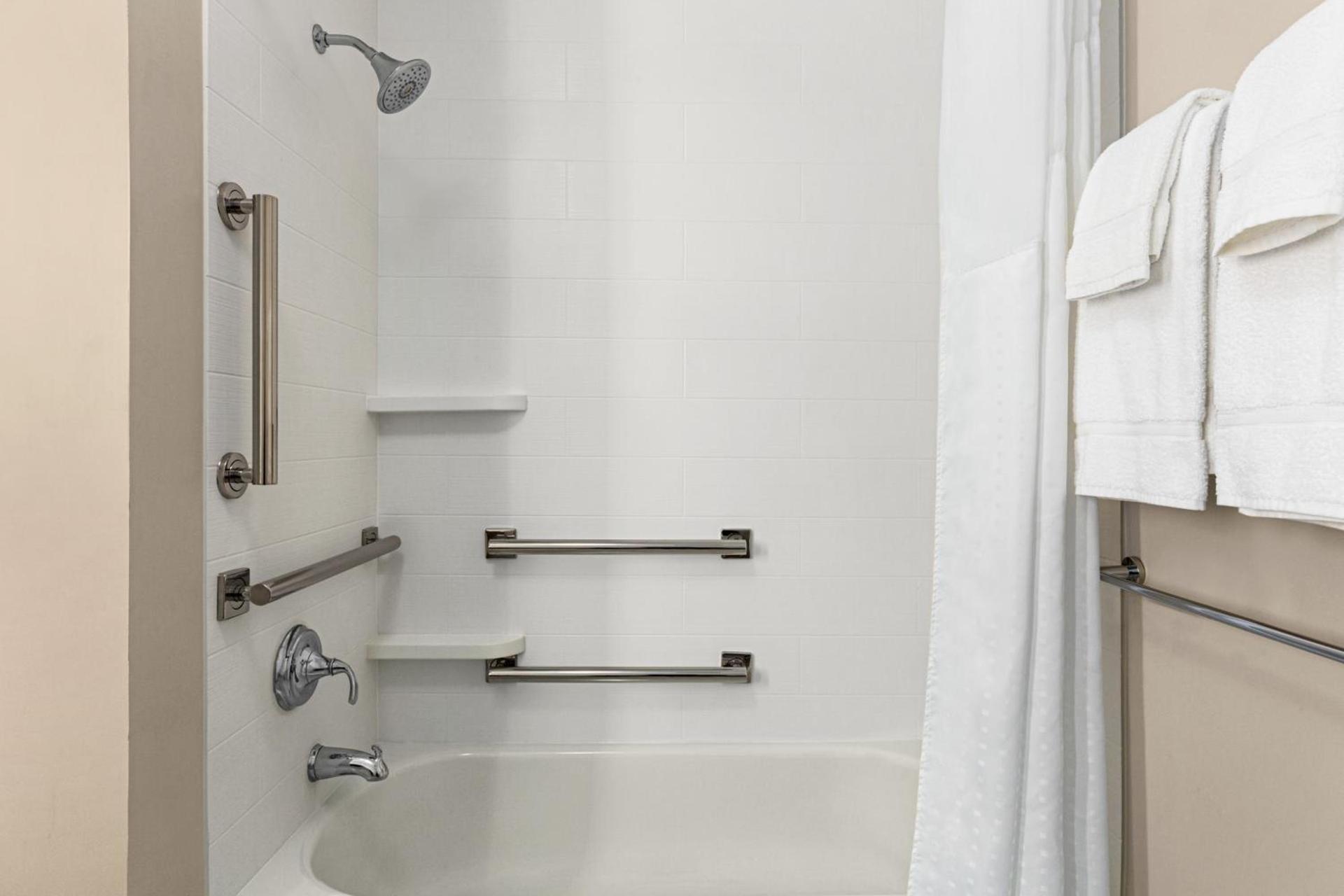 Holiday Inn Express & Suites - Ukiah by IHG photo 39