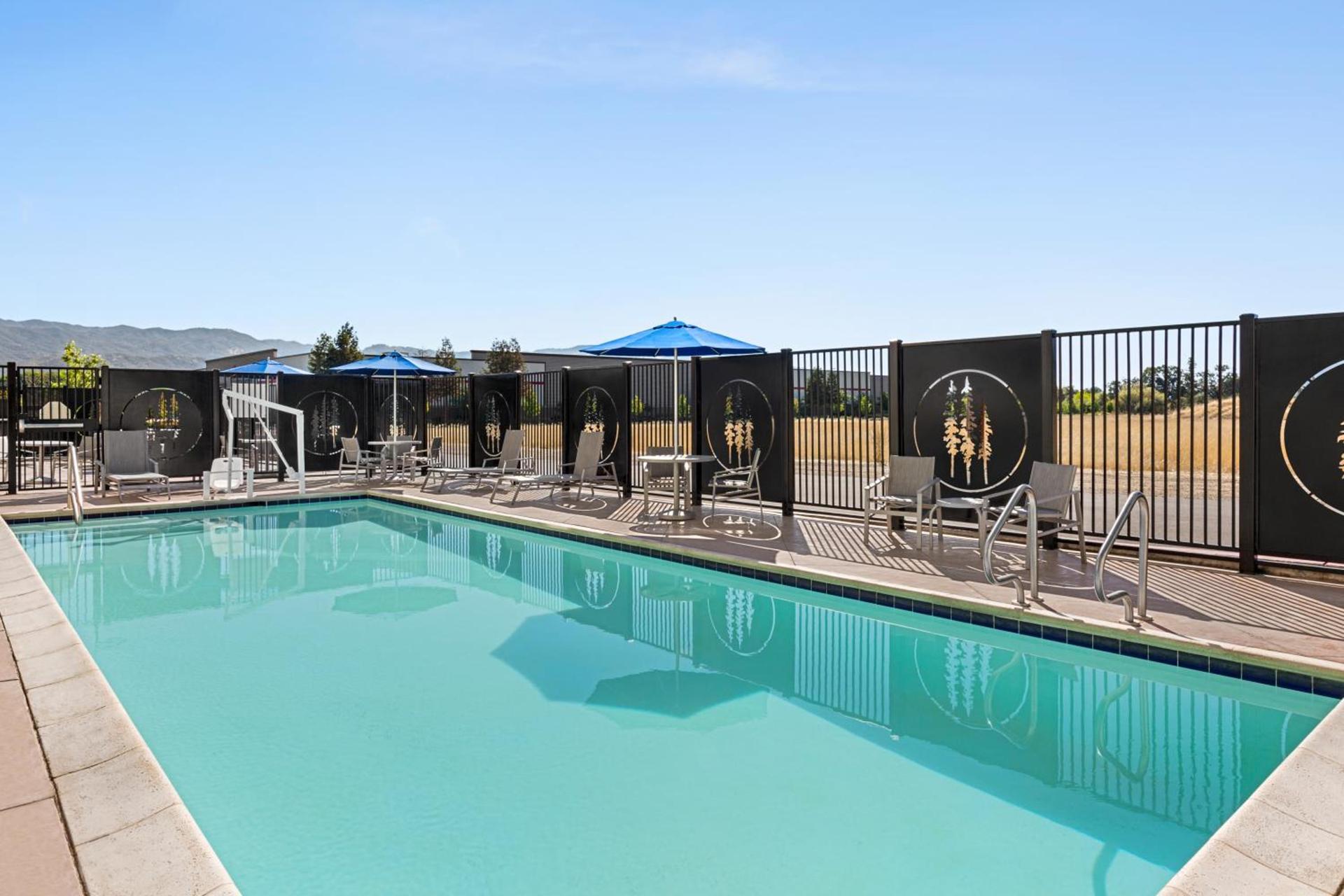 Holiday Inn Express & Suites - Ukiah by IHG photo 4