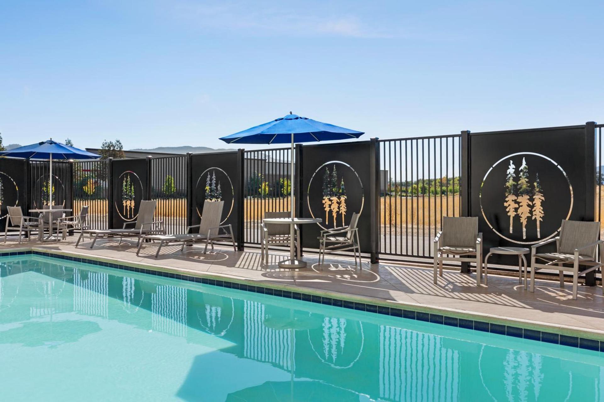 Holiday Inn Express & Suites - Ukiah by IHG photo 5