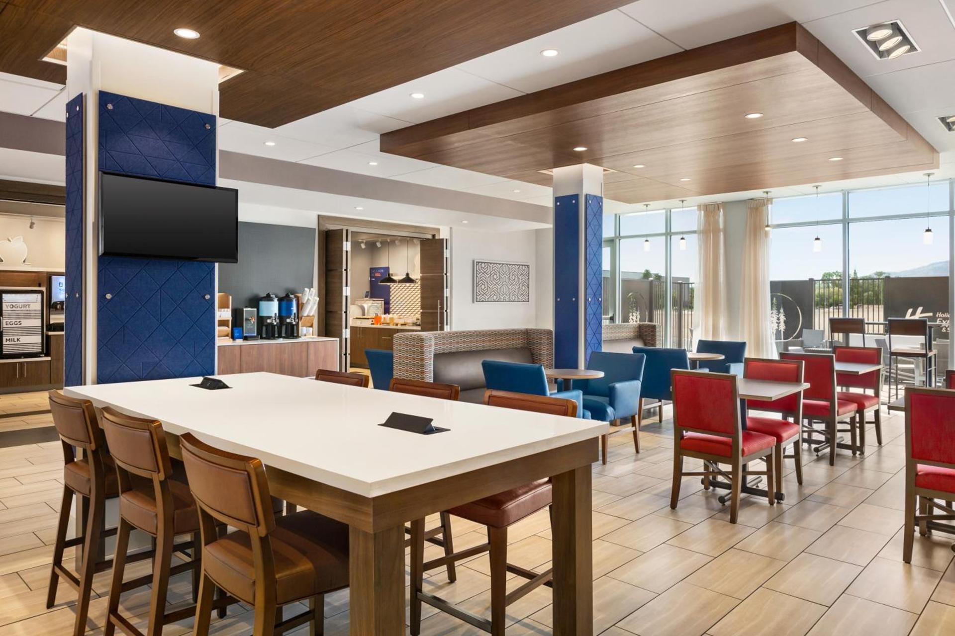Holiday Inn Express & Suites - Ukiah by IHG photo 9
