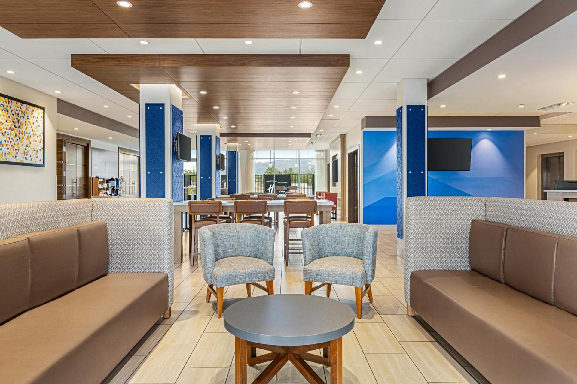 Holiday Inn Express & Suites - Ukiah by IHG photo 7
