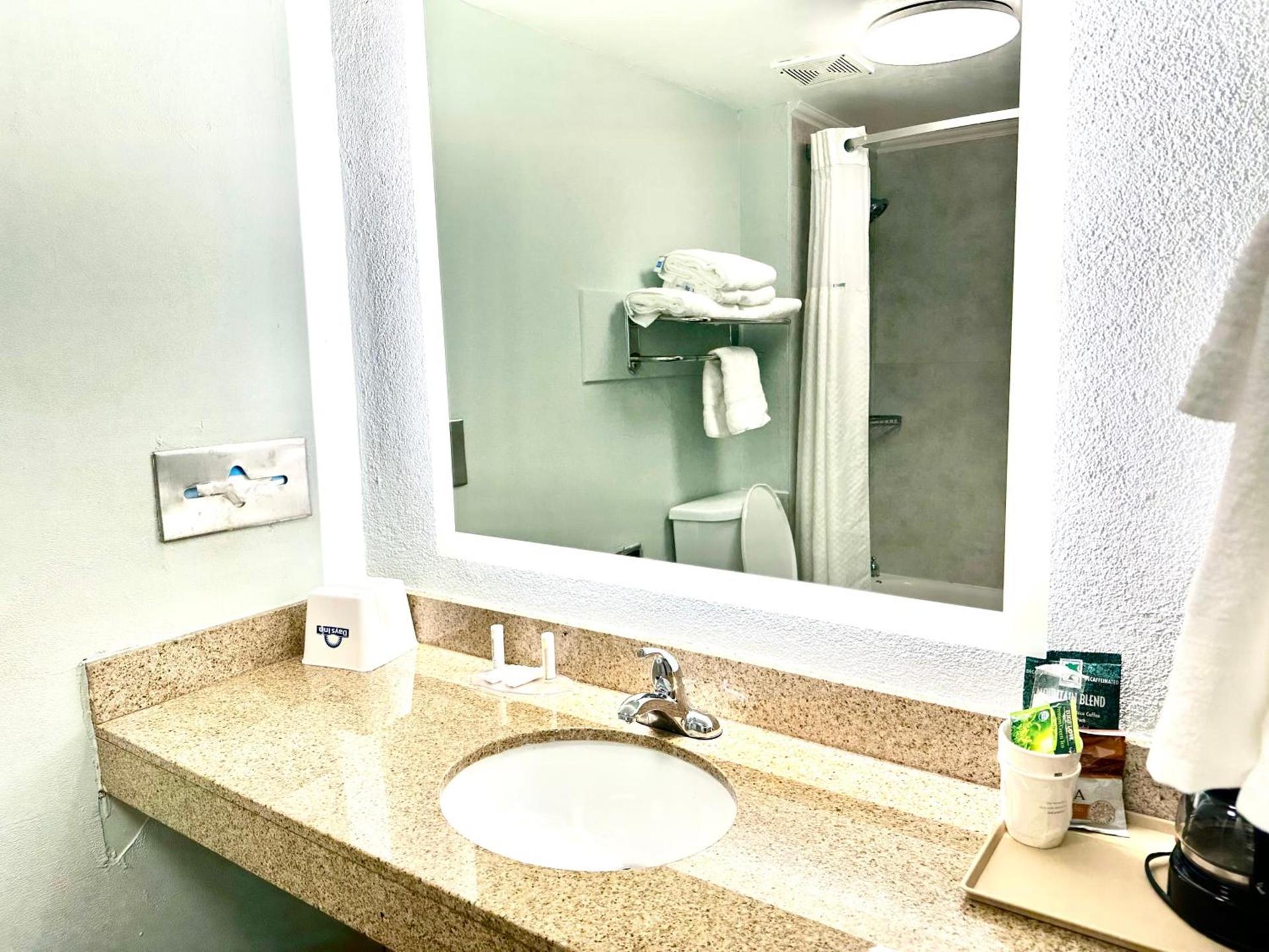 Days Inn by Wyndham Pensacola - Historic Downtown photo 33
