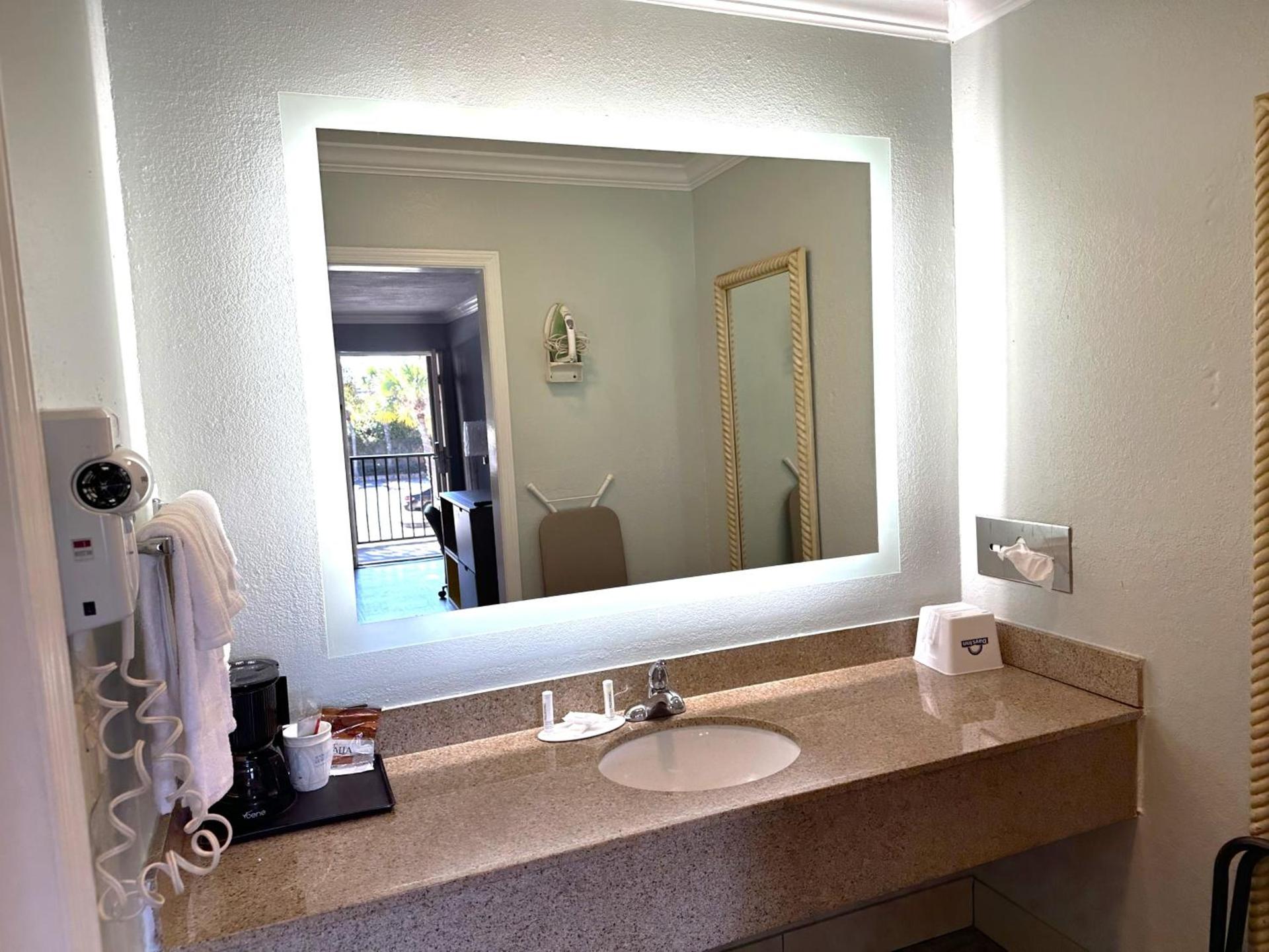 Days Inn by Wyndham Pensacola - Historic Downtown photo 7