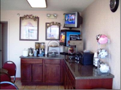 Super 8 by Wyndham Oklahoma Fairgrounds photo 9