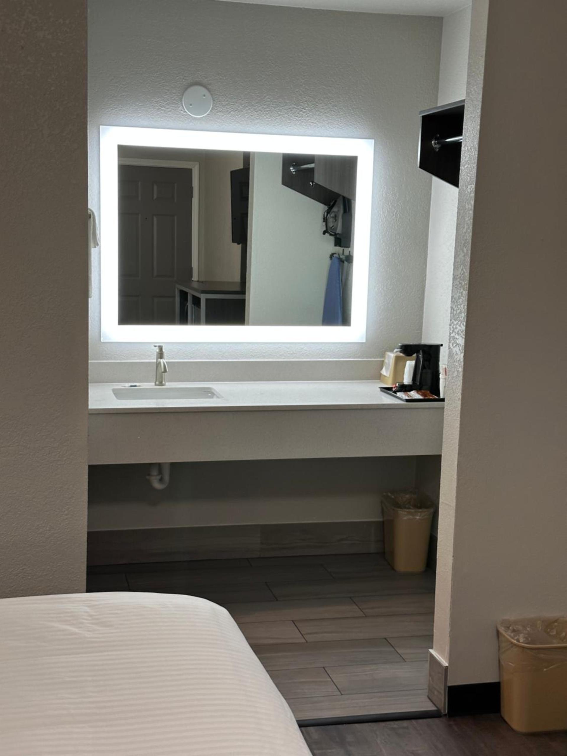 Sleepy Traveler Motel photo 22