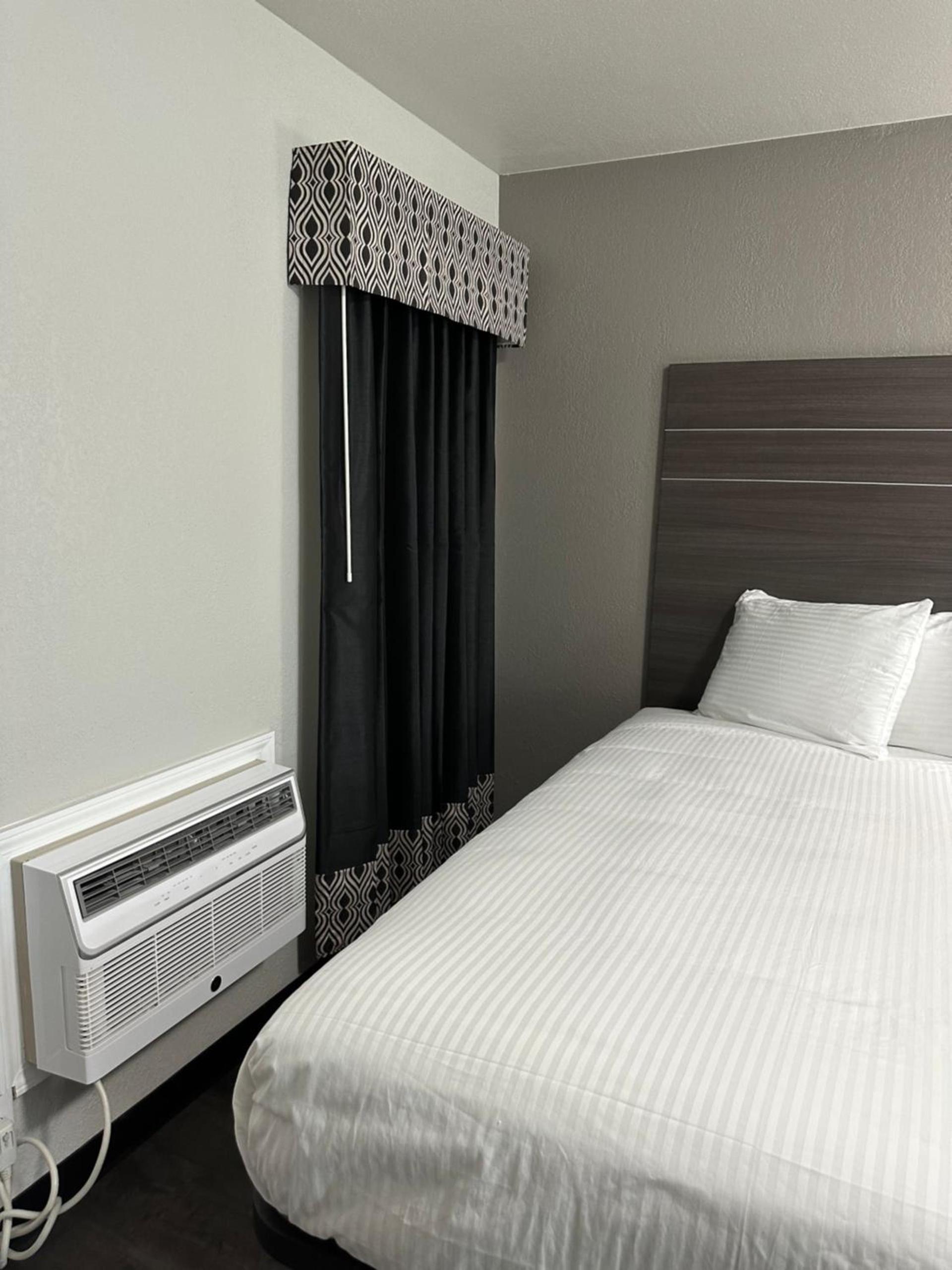 Sleepy Traveler Motel photo 26