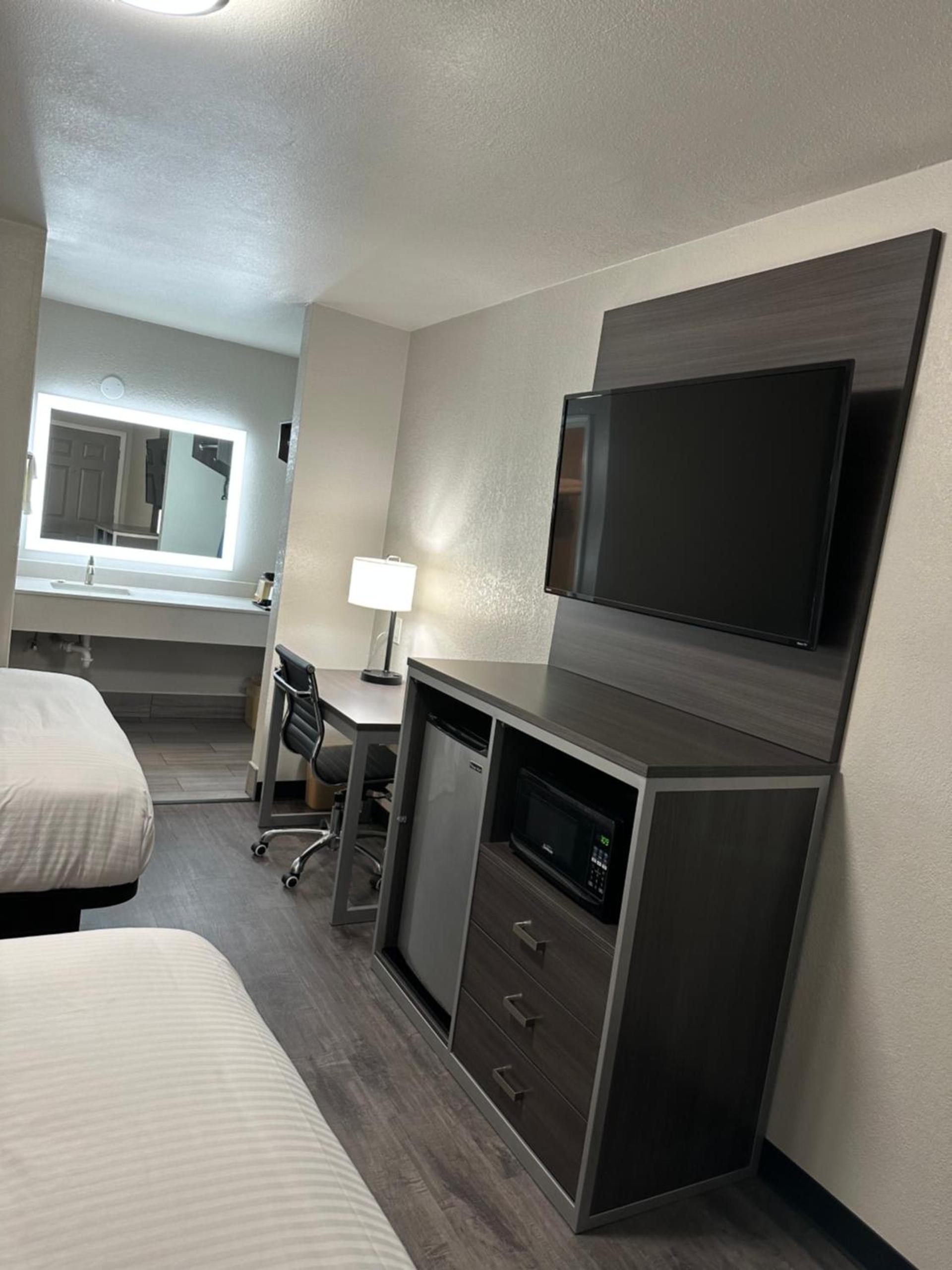 Sleepy Traveler Motel photo 21