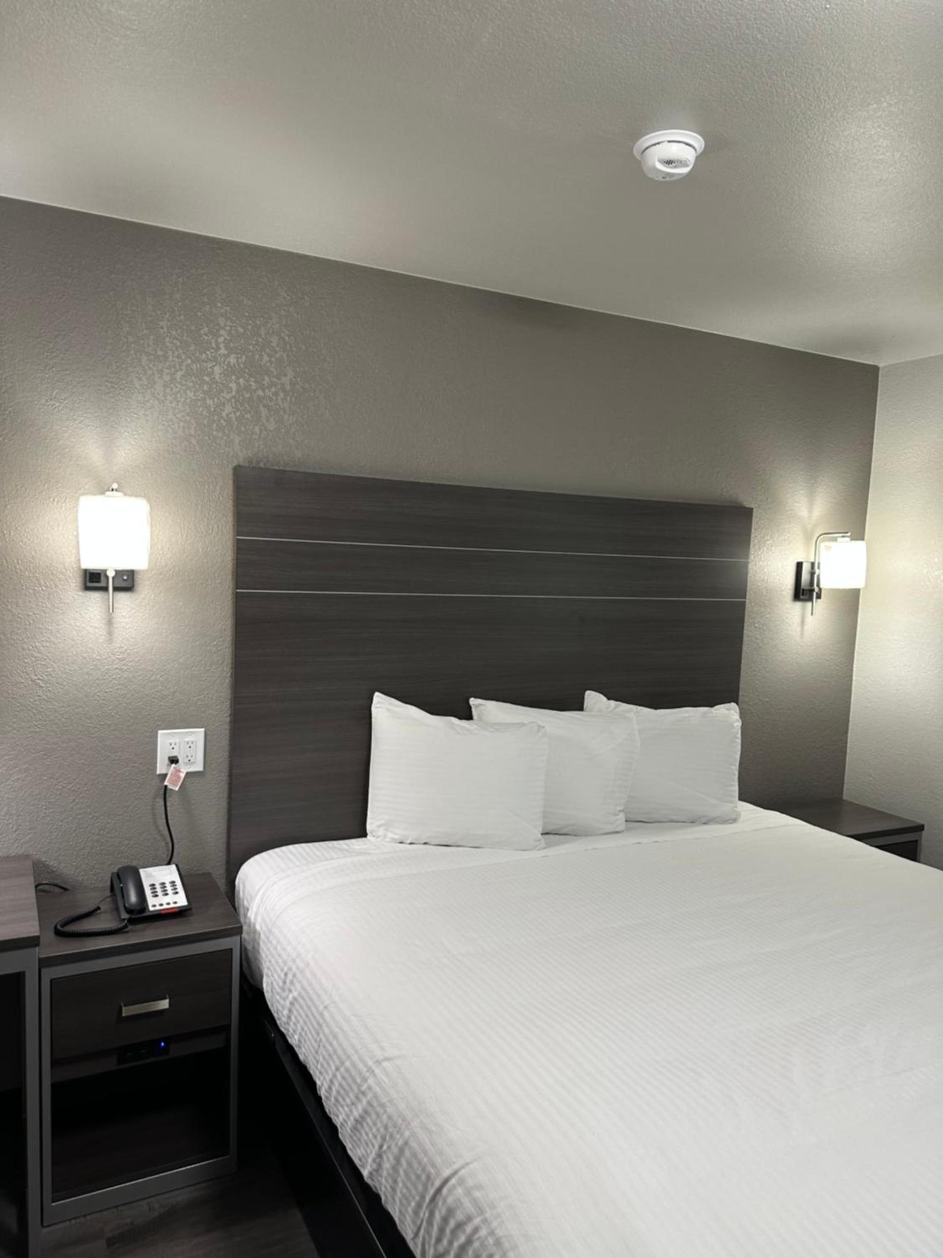 Sleepy Traveler Motel photo 27
