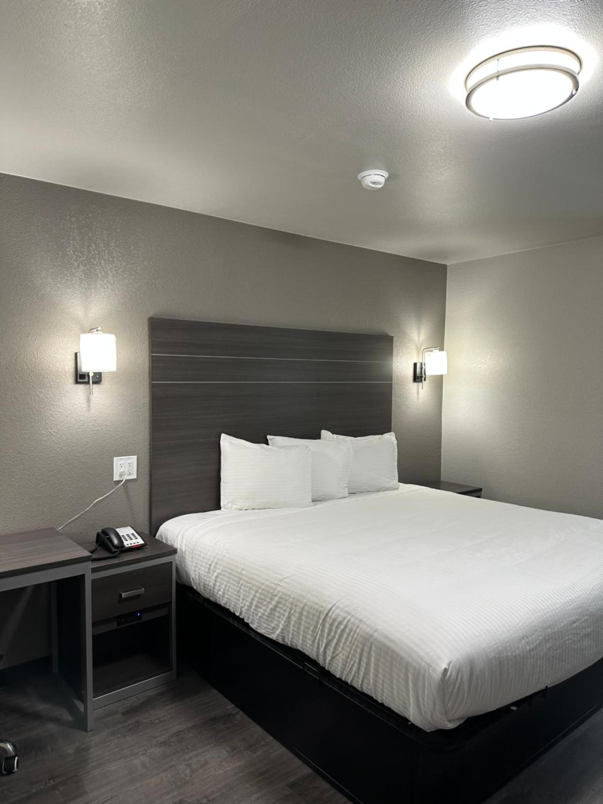 Sleepy Traveler Motel photo 9