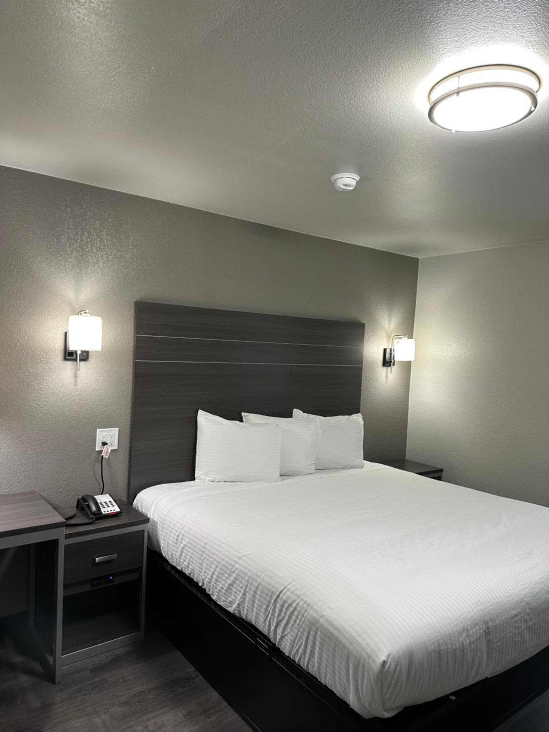 Sleepy Traveler Motel photo 19