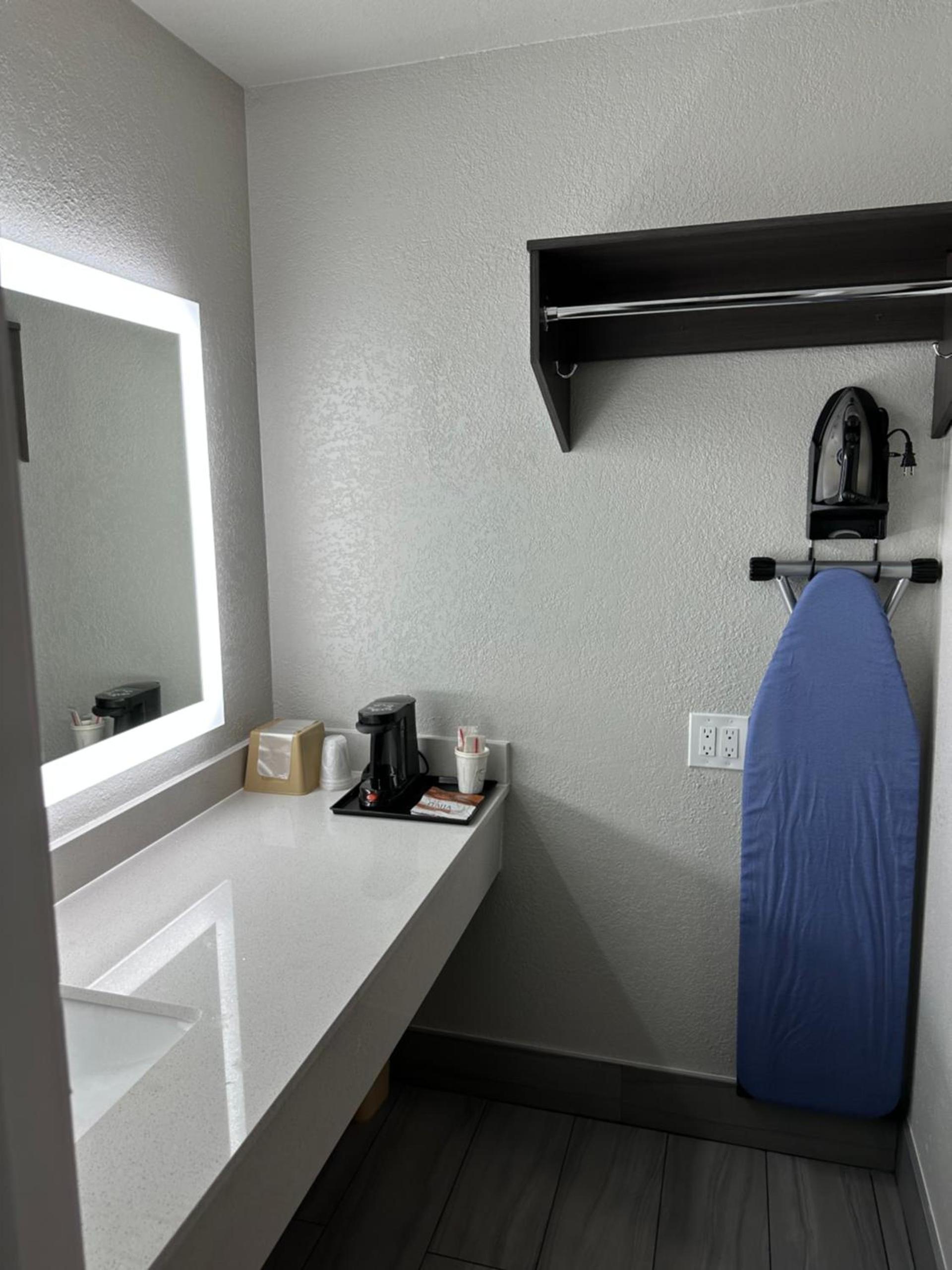 Sleepy Traveler Motel photo 25