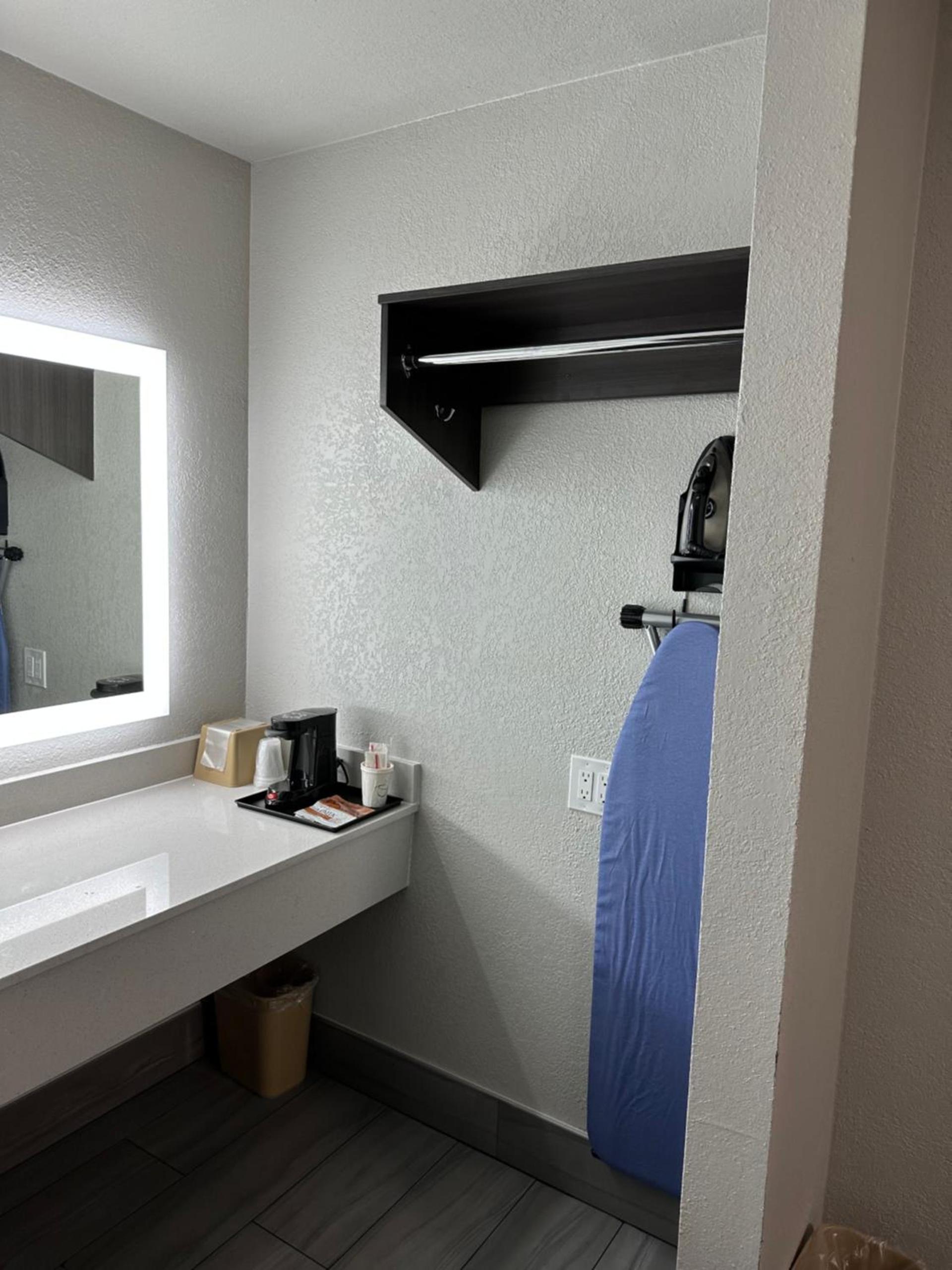 Sleepy Traveler Motel photo 6