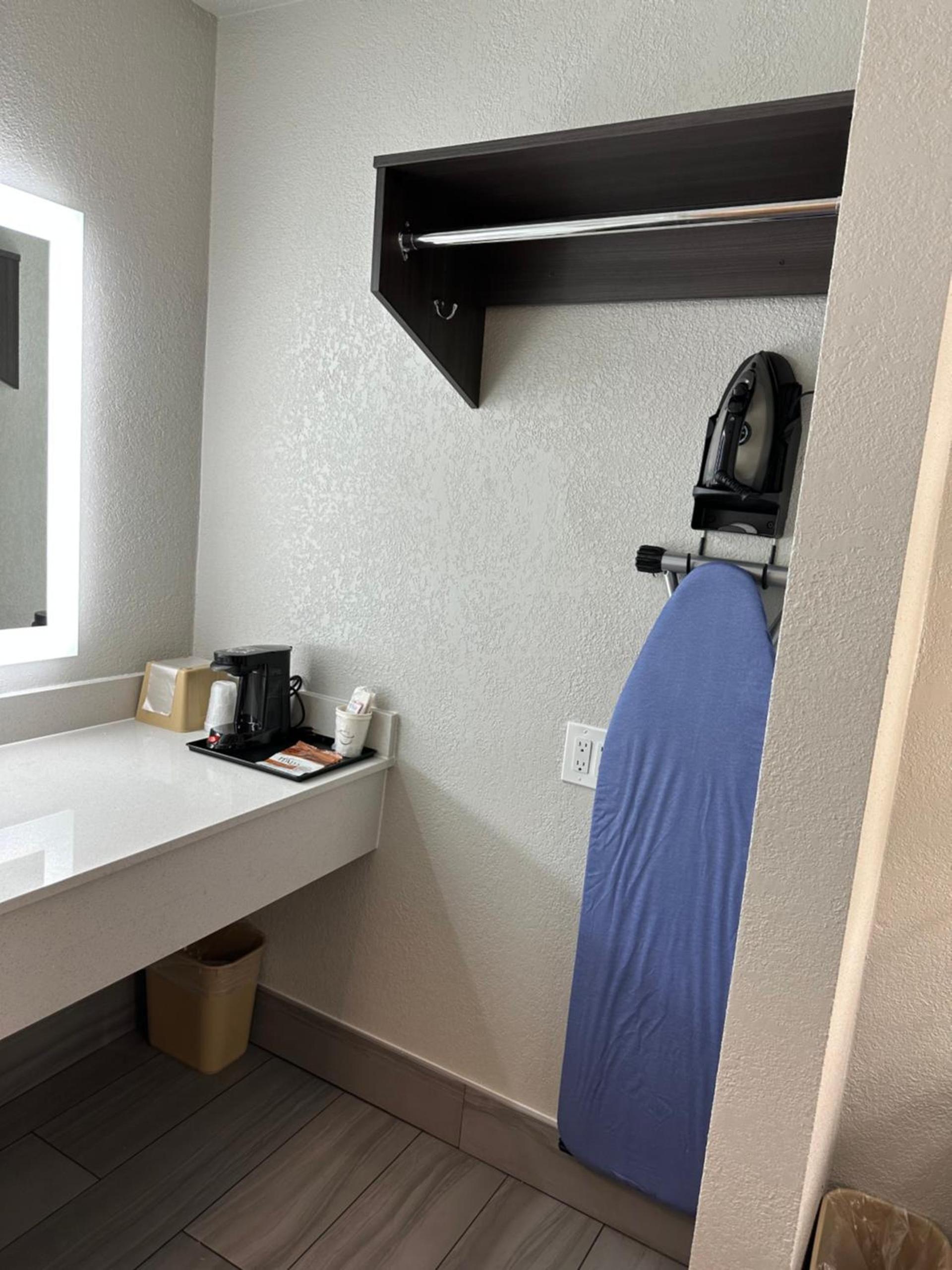 Sleepy Traveler Motel photo 13