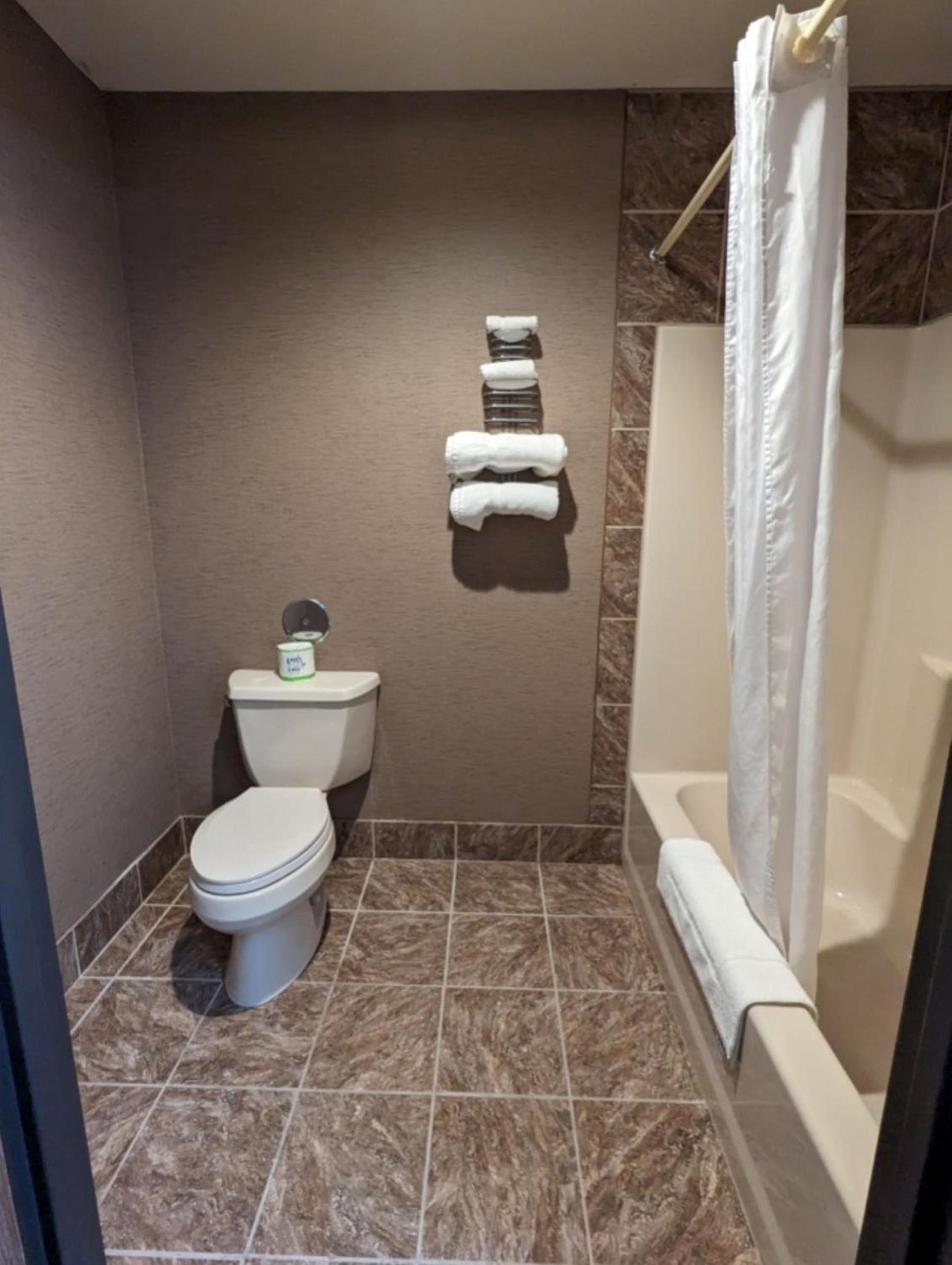 Woodfield Inn and Suites photo 11