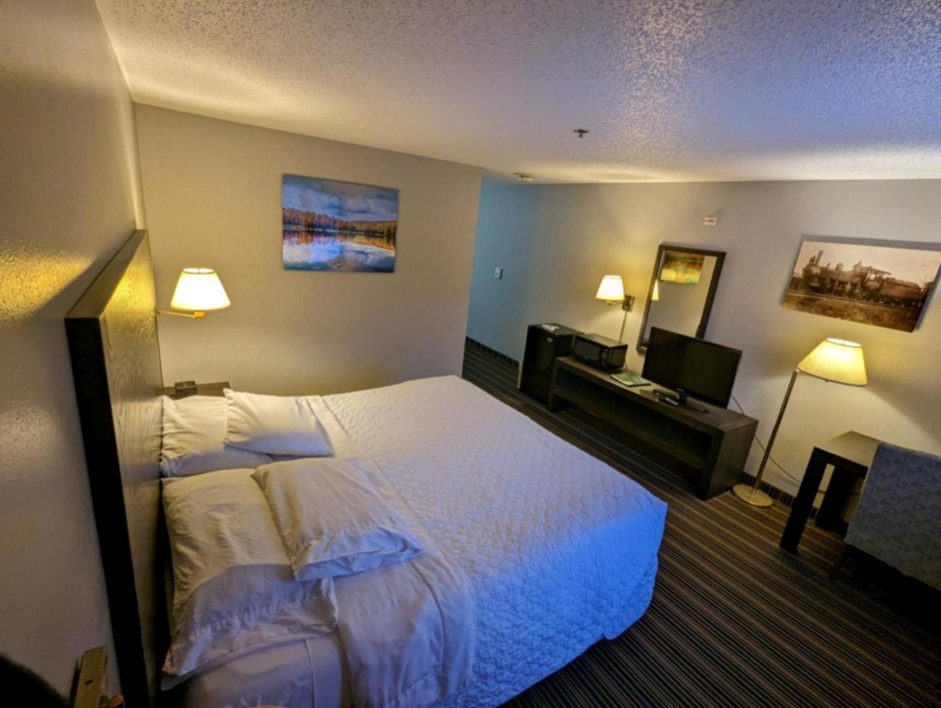 Woodfield Inn and Suites photo 13