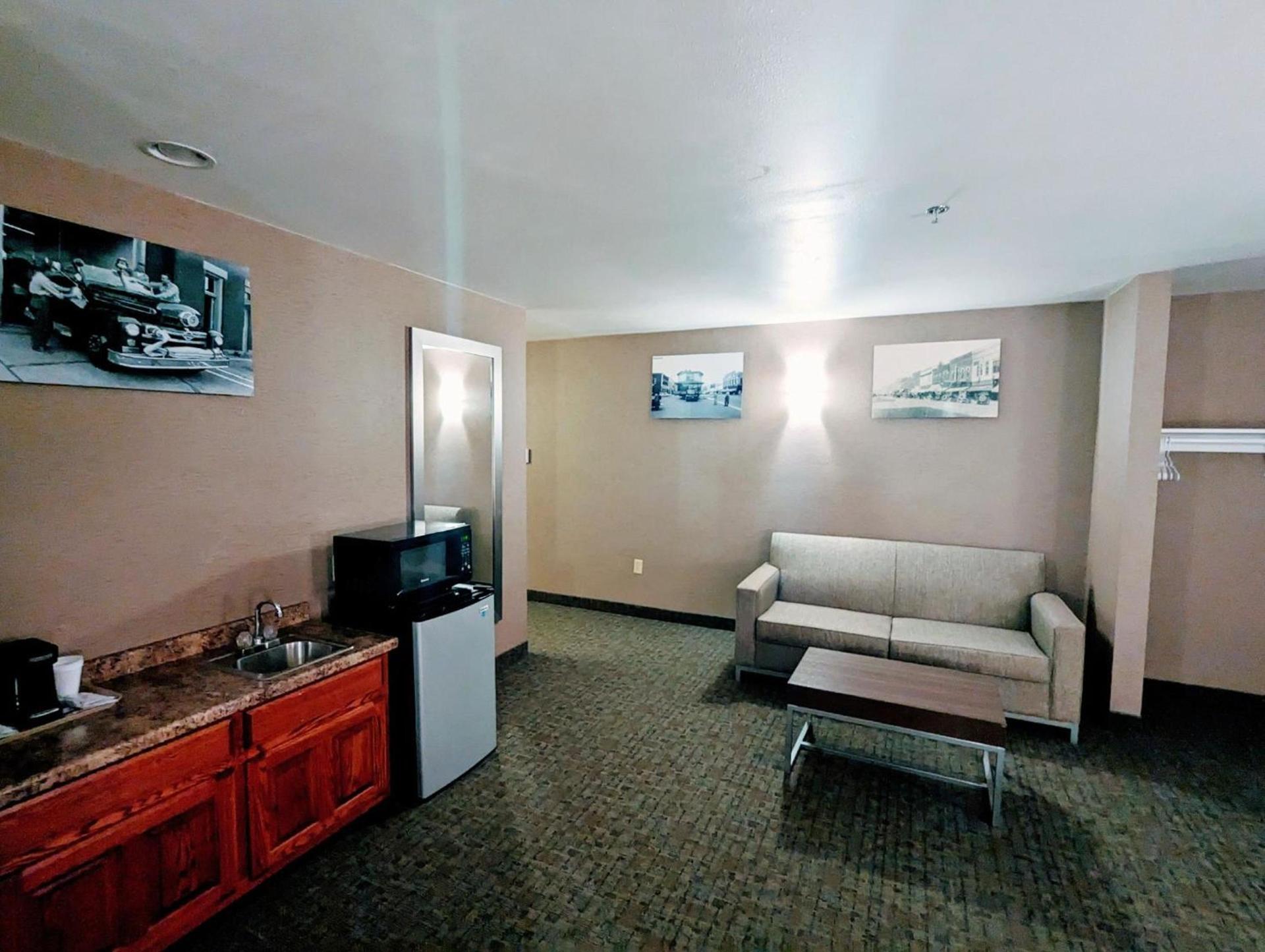 Woodfield Inn and Suites photo 16