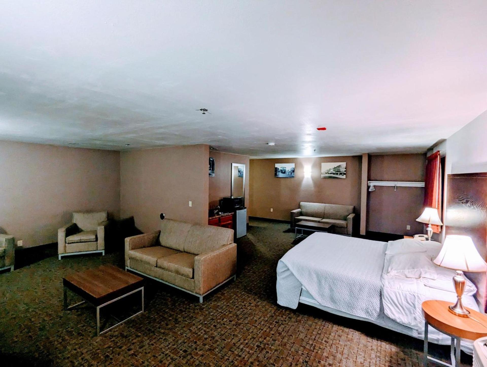 Woodfield Inn and Suites photo 17