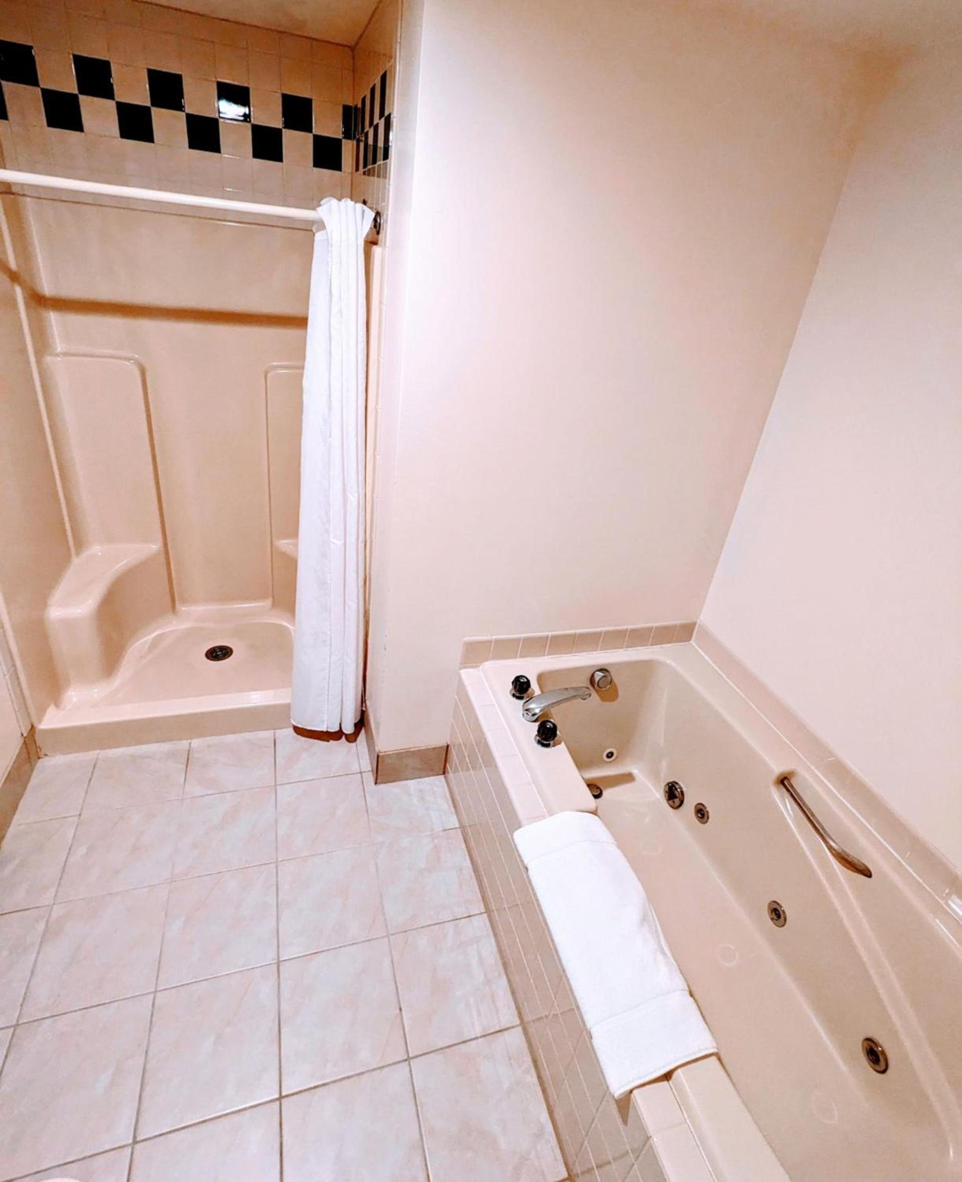 Woodfield Inn and Suites photo 18