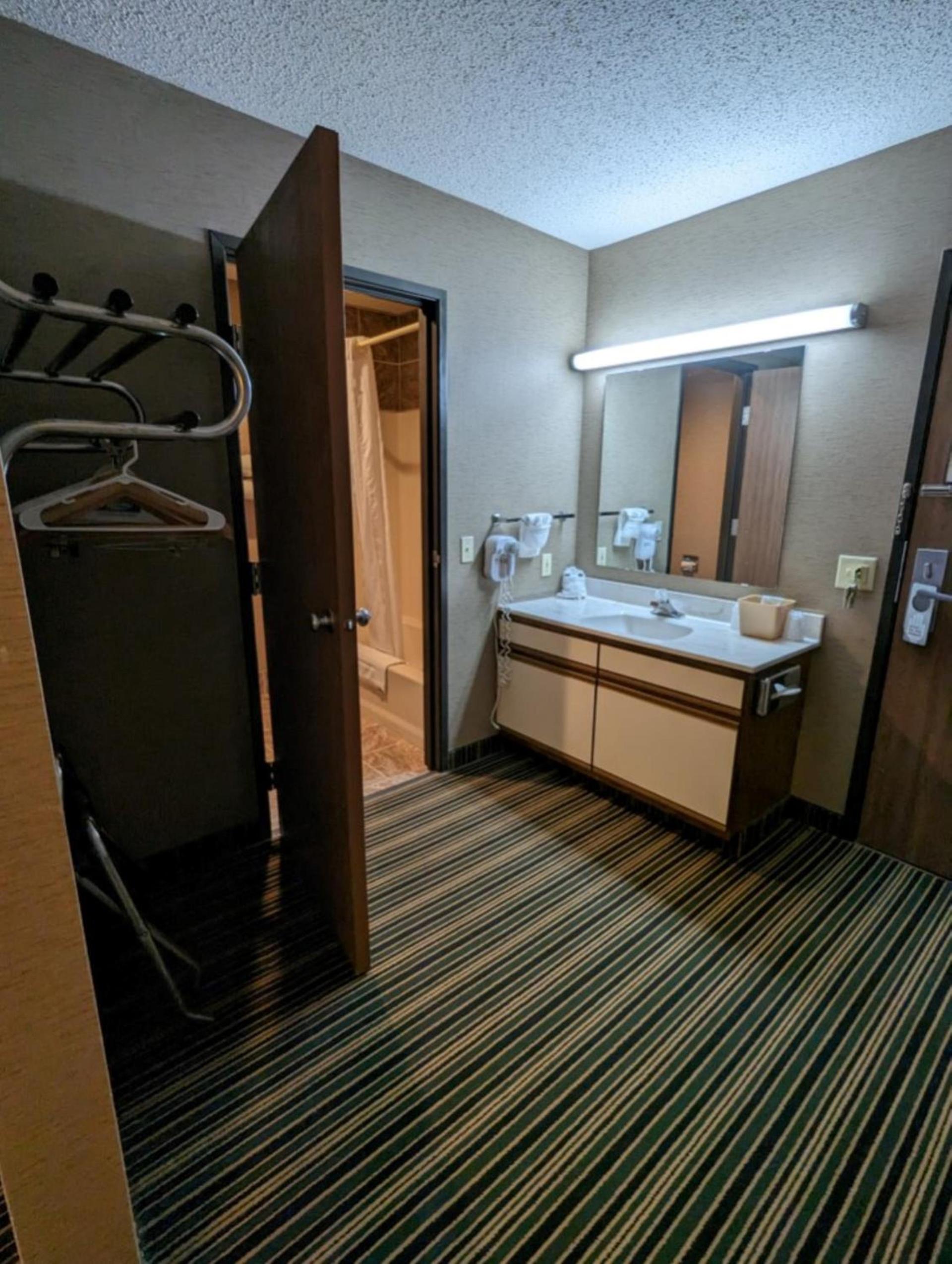 Woodfield Inn and Suites photo 19