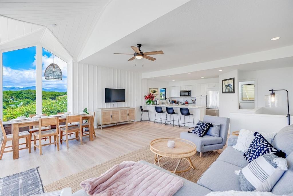 Honu He'e Nalu - The Surfing Turtle - Ocean & Beachfront! Stunning Views! photo 8