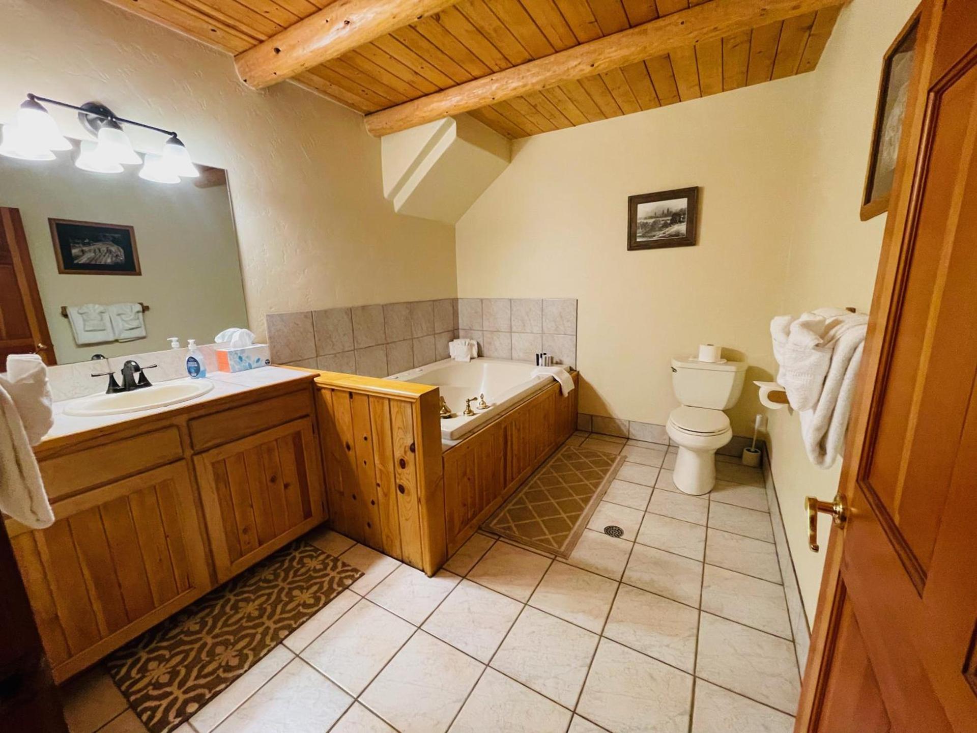 The Lindsay Lodge photo 2