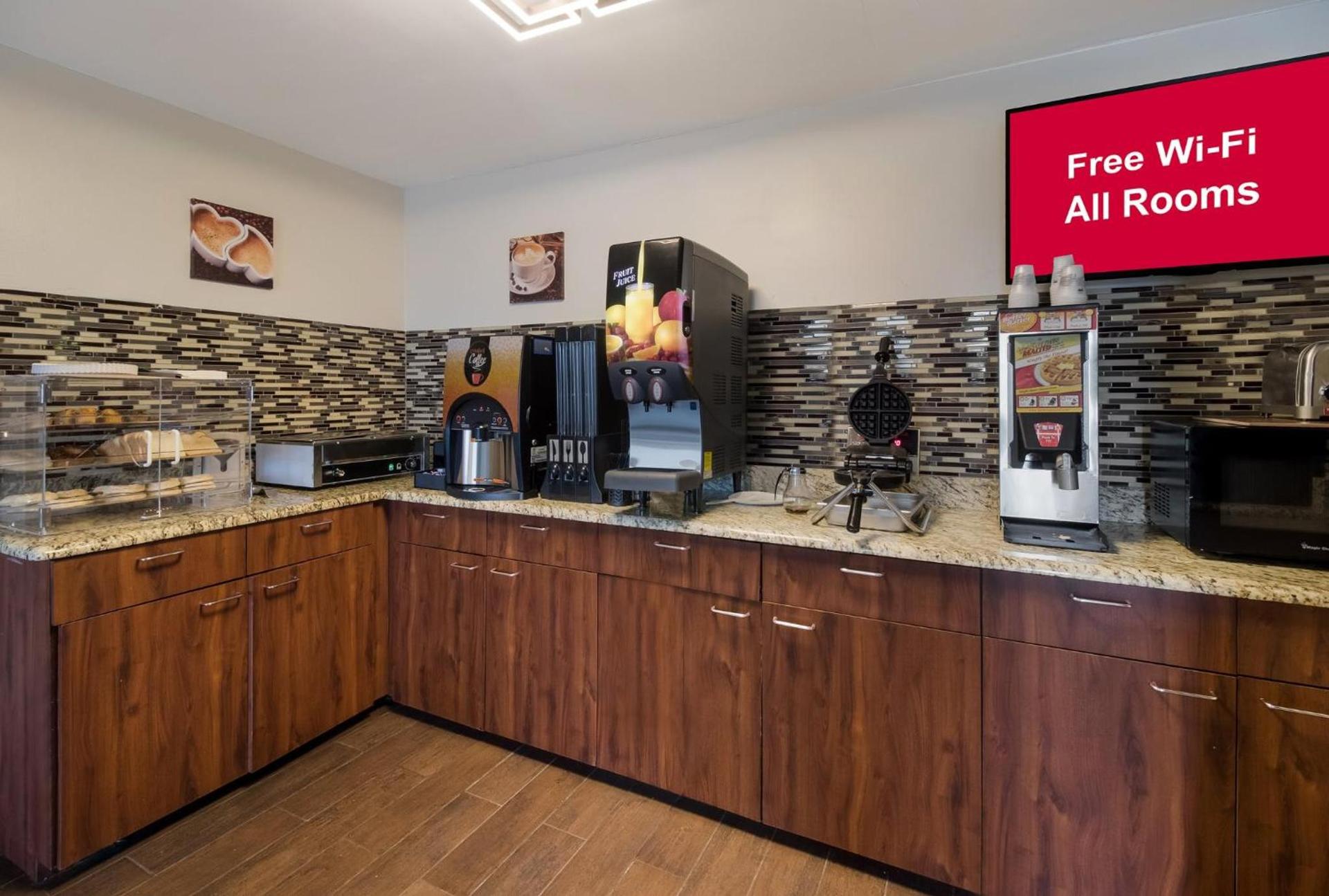 Red Roof Inn & Suites Jackson, TN photo 16