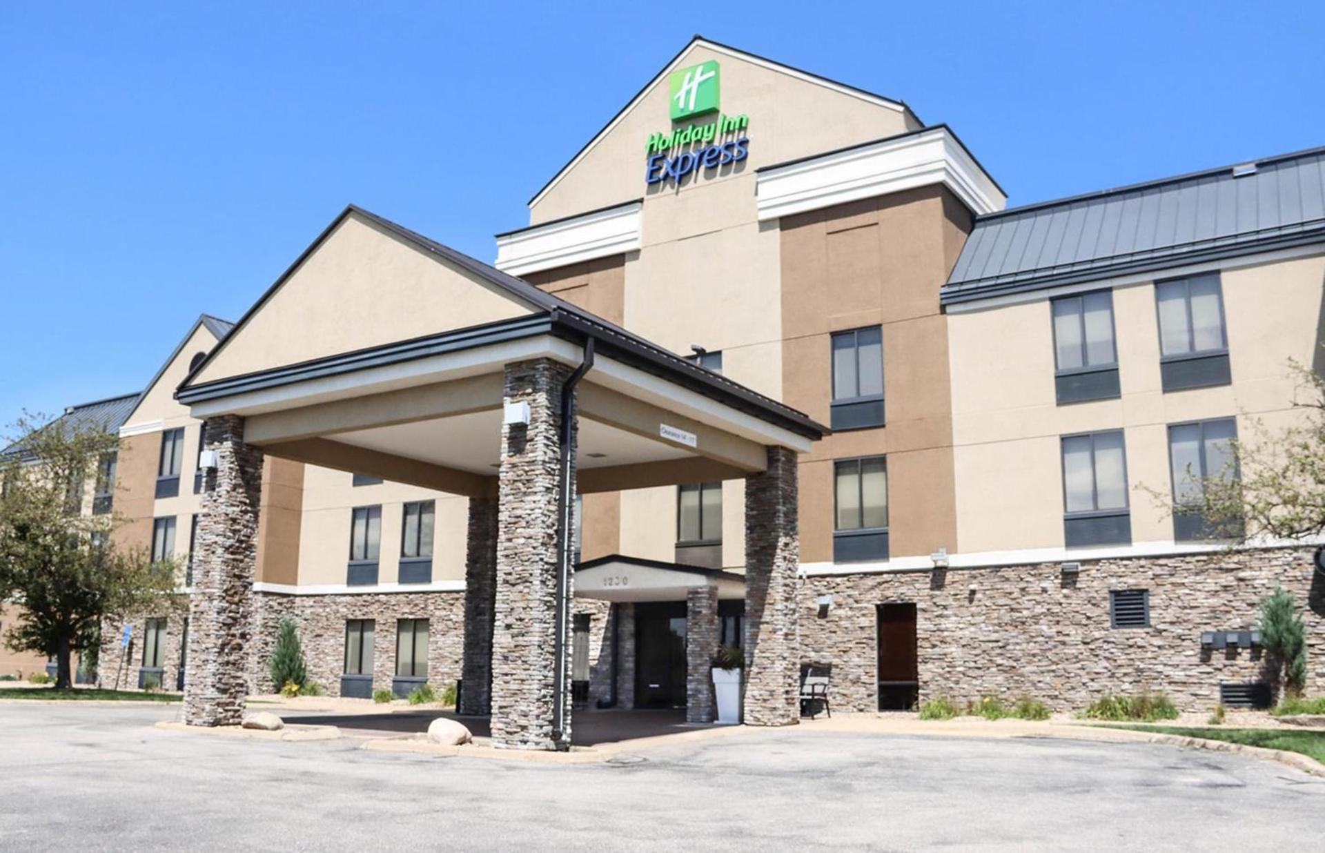 Holiday Inn Express Cedar Rapids - Collins Road by IHG photo 1