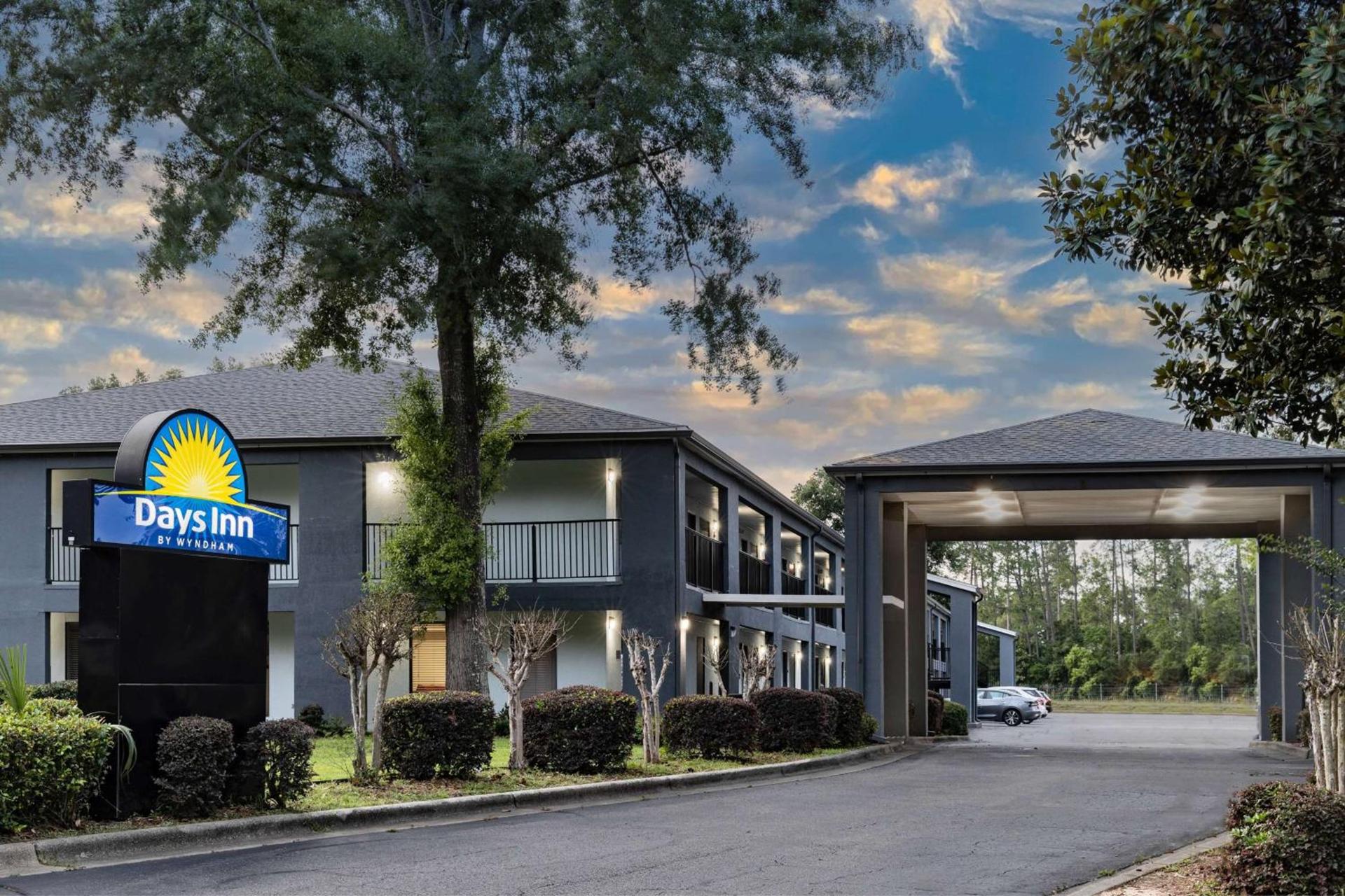 Days Inn by Wyndham Pensacola I-10 photo 2