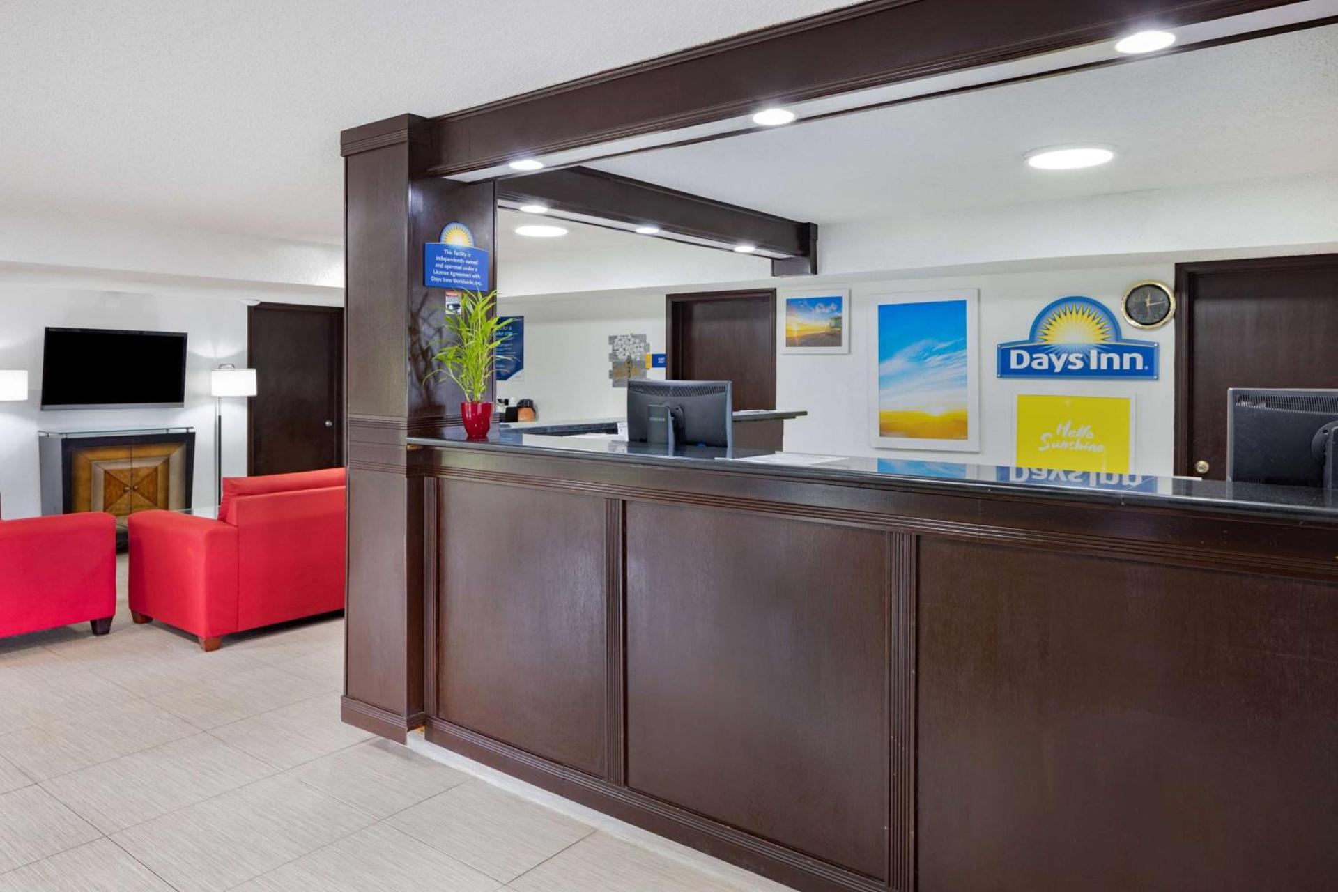 Days Inn by Wyndham Pensacola I-10 photo 3