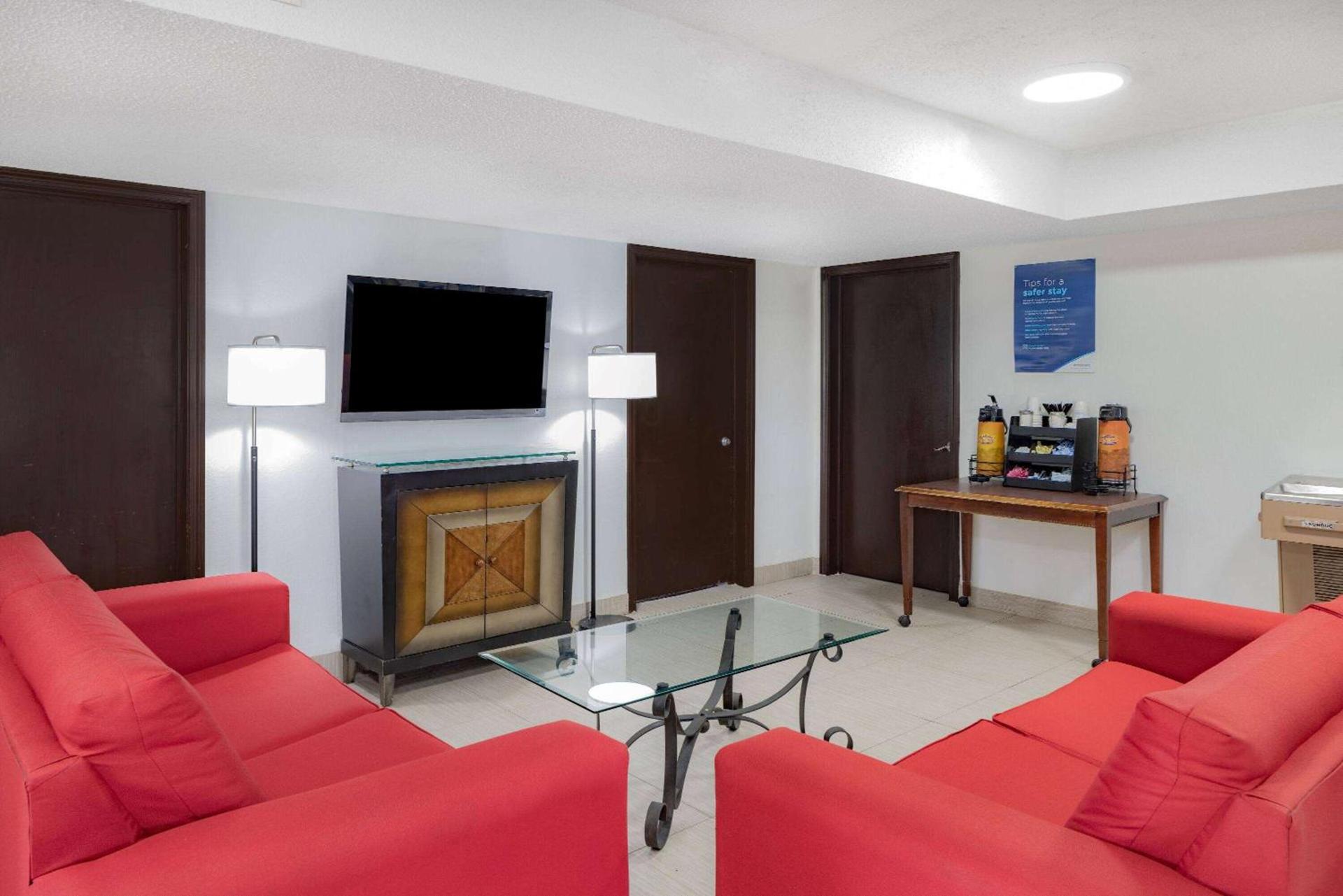 Days Inn by Wyndham Pensacola I-10 photo 4