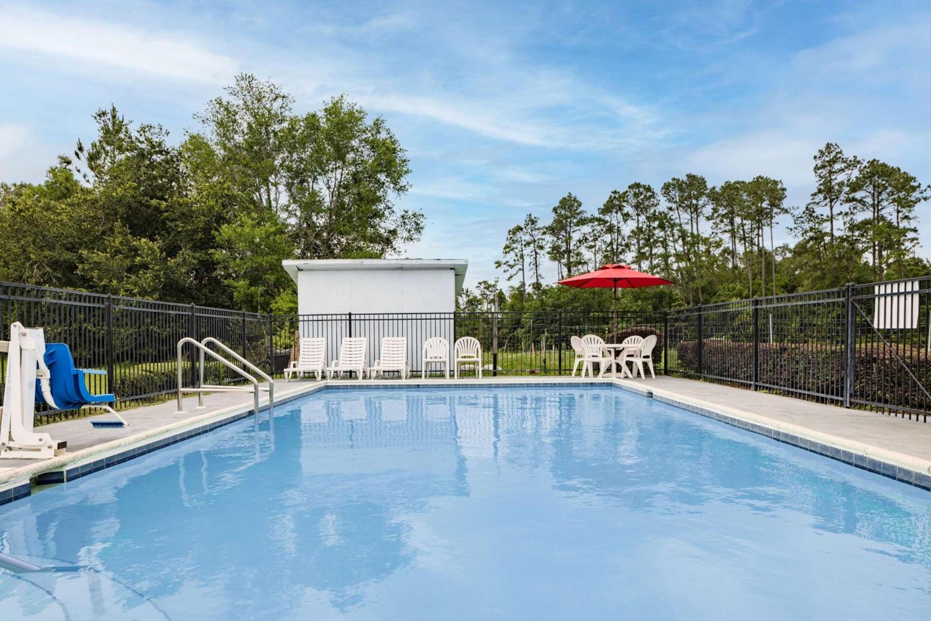 Days Inn by Wyndham Pensacola I-10 photo 5