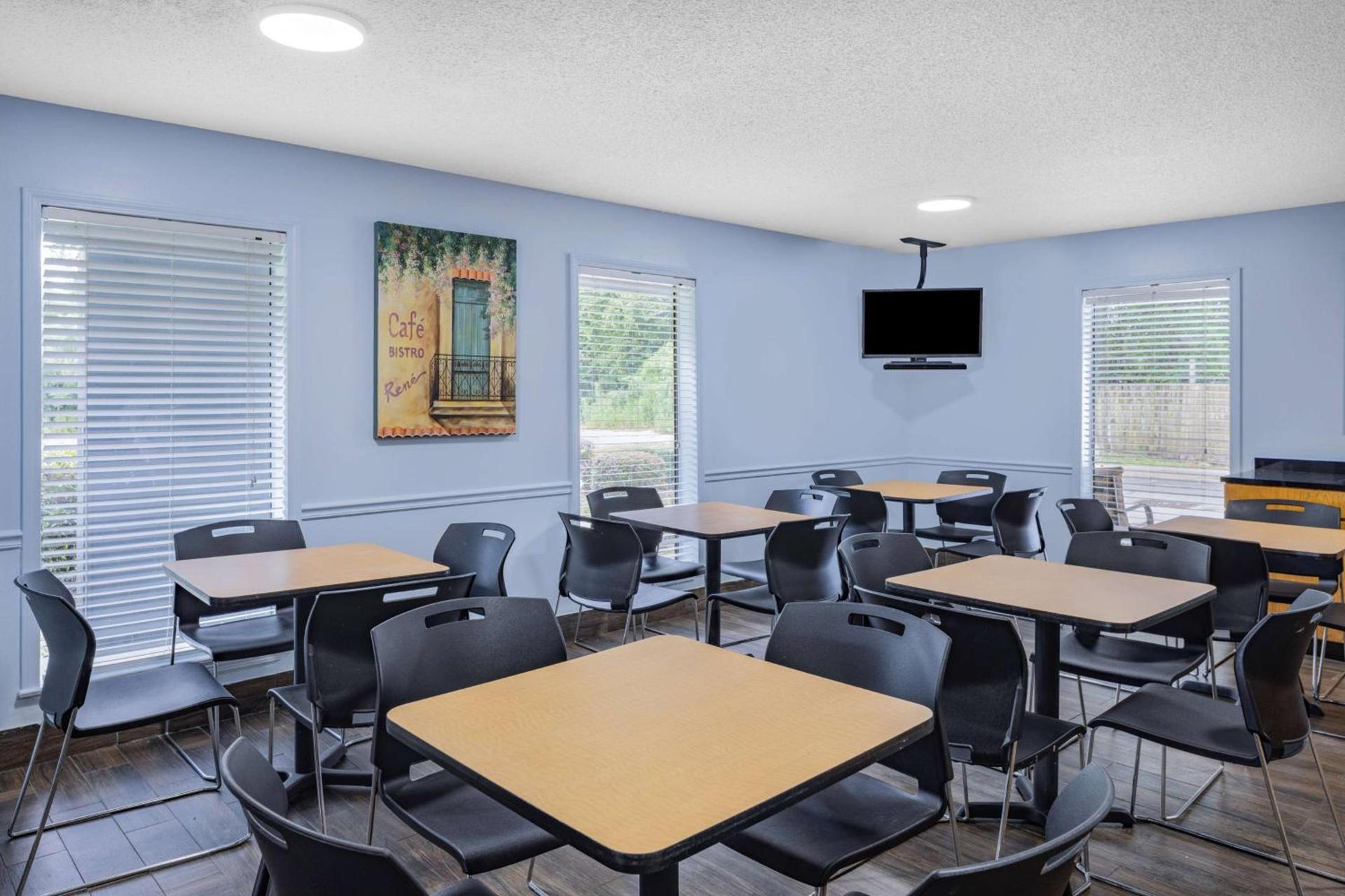 Days Inn by Wyndham Pensacola I-10 photo 6