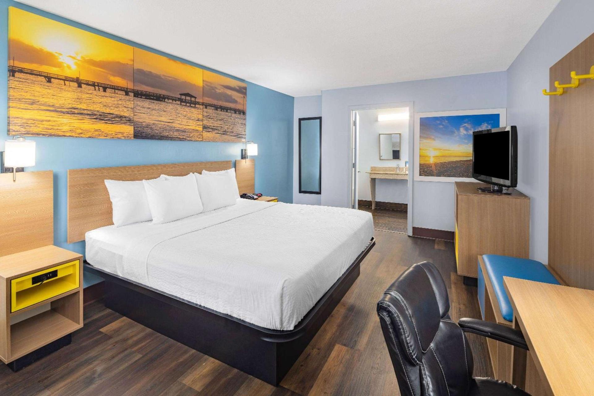 Days Inn by Wyndham Pensacola I-10 photo 7