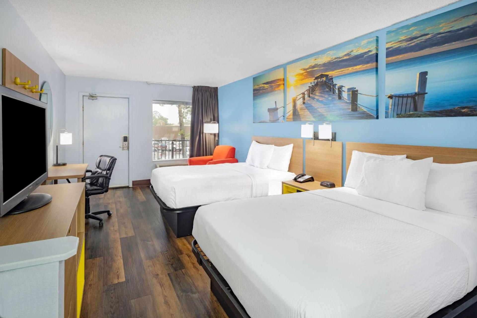Days Inn by Wyndham Pensacola I-10 photo 9