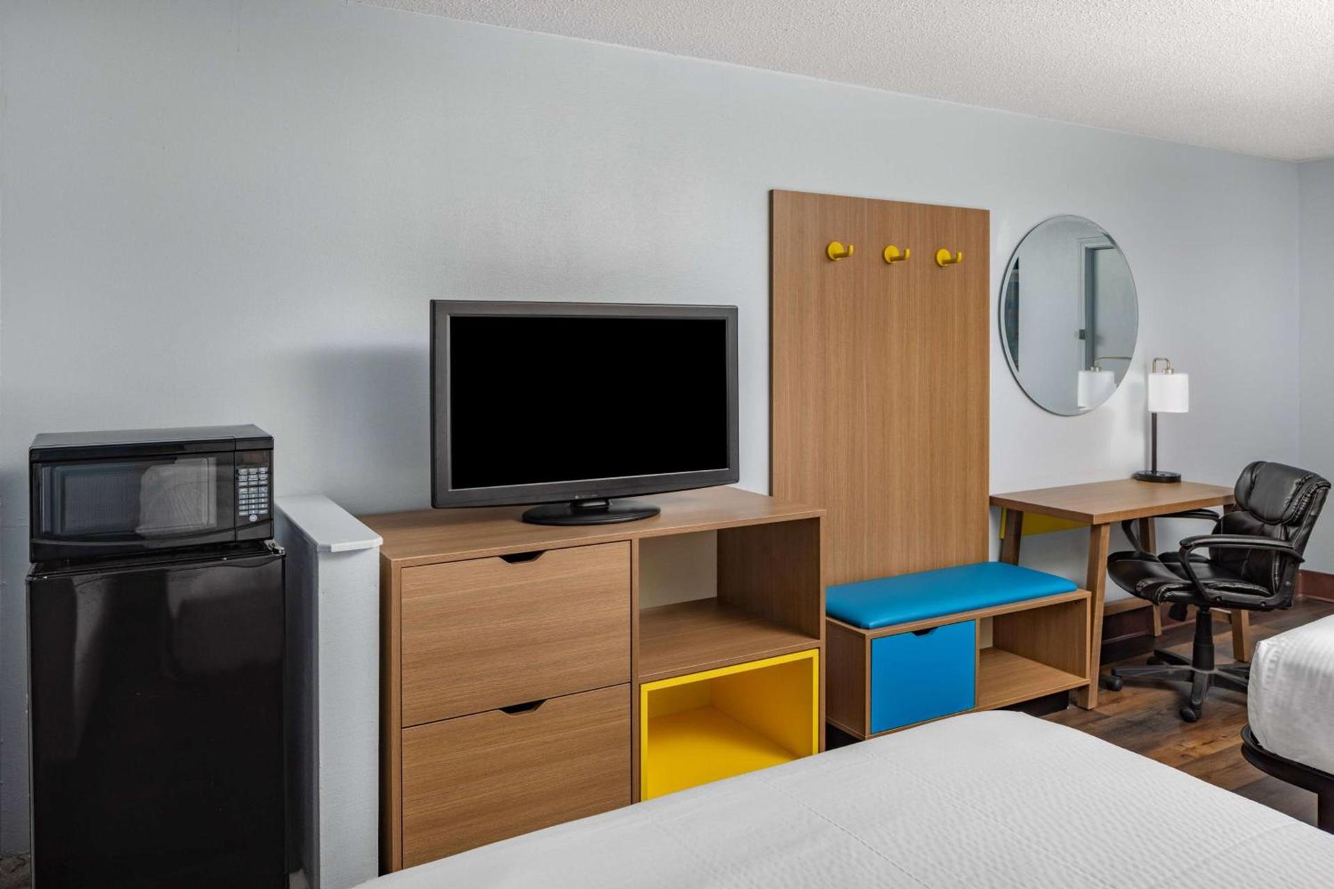 Days Inn by Wyndham Pensacola I-10 photo 10