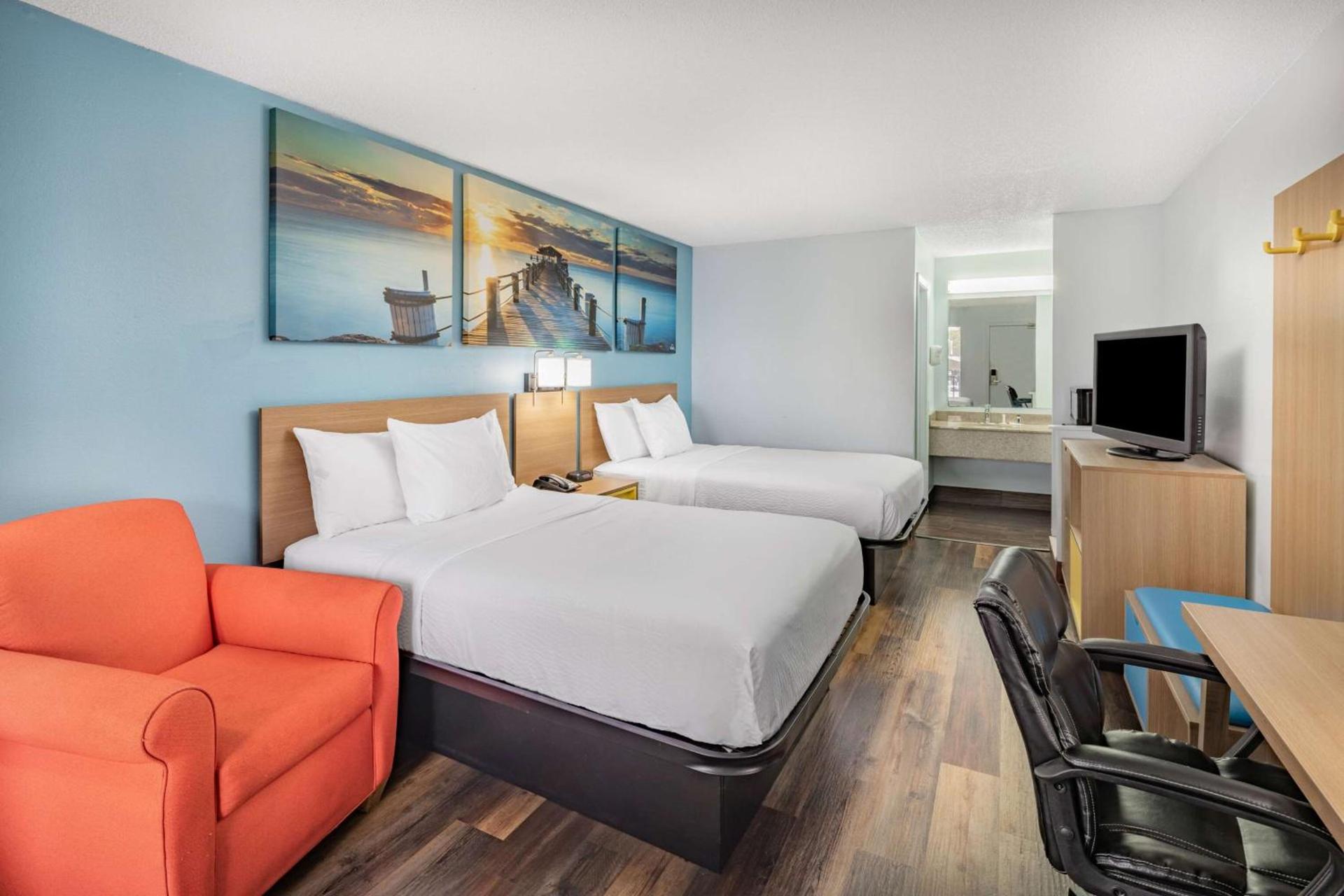 Days Inn by Wyndham Pensacola I-10 photo 11