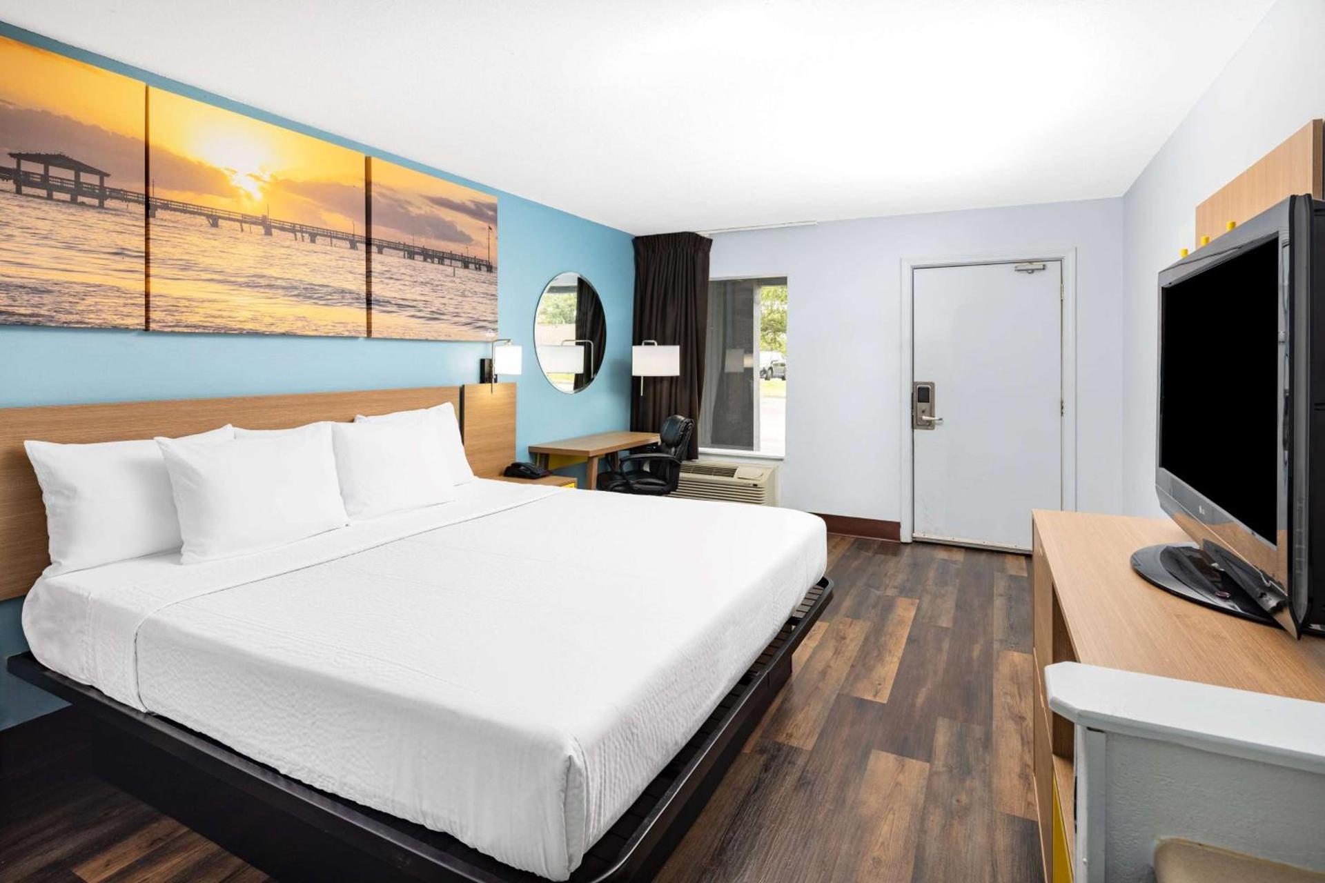 Days Inn by Wyndham Pensacola I-10 photo 12