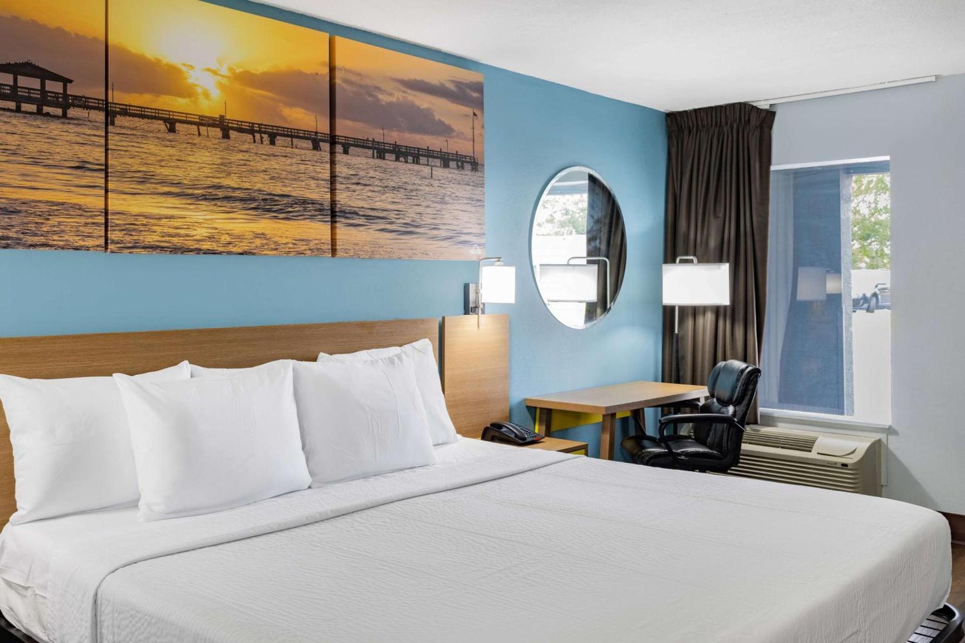 Days Inn by Wyndham Pensacola I-10 photo 14