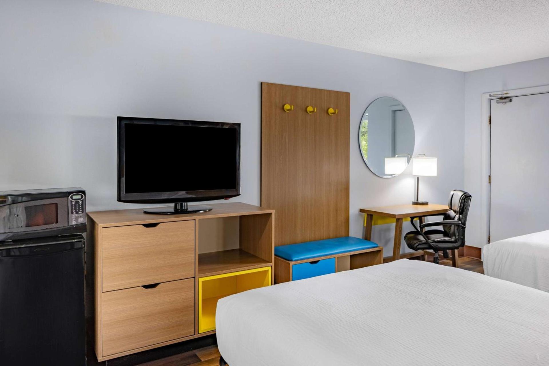 Days Inn by Wyndham Pensacola I-10 photo 16