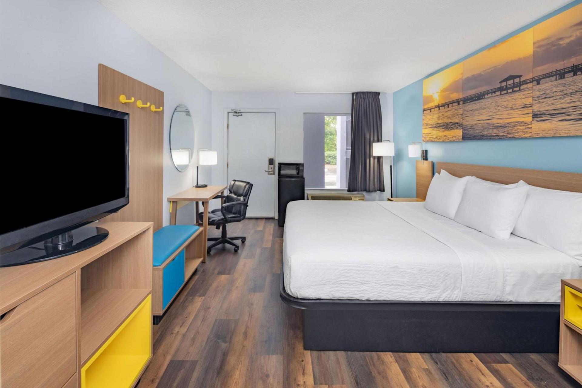 Days Inn by Wyndham Pensacola I-10 photo 18