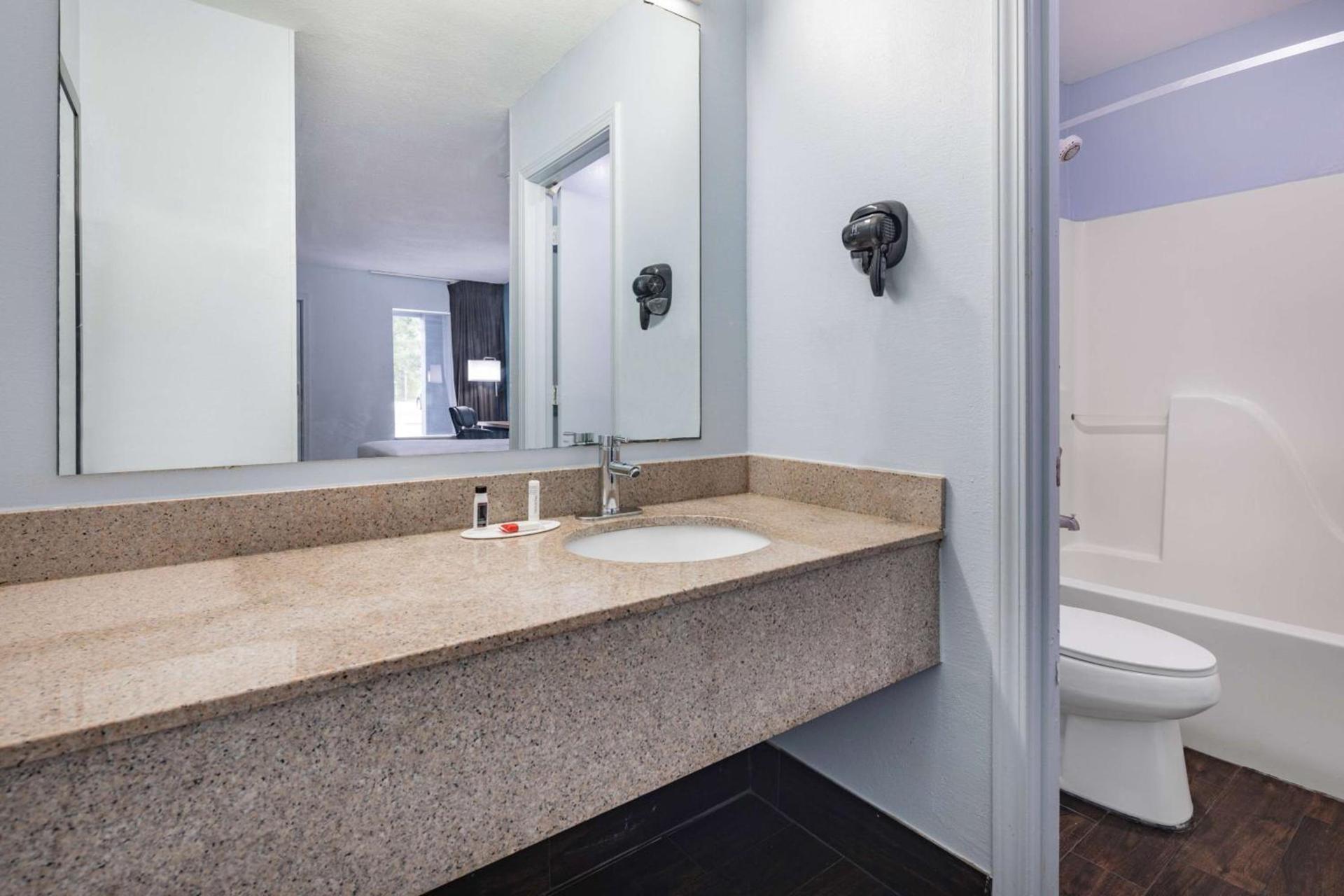 Days Inn by Wyndham Pensacola I-10 photo 23