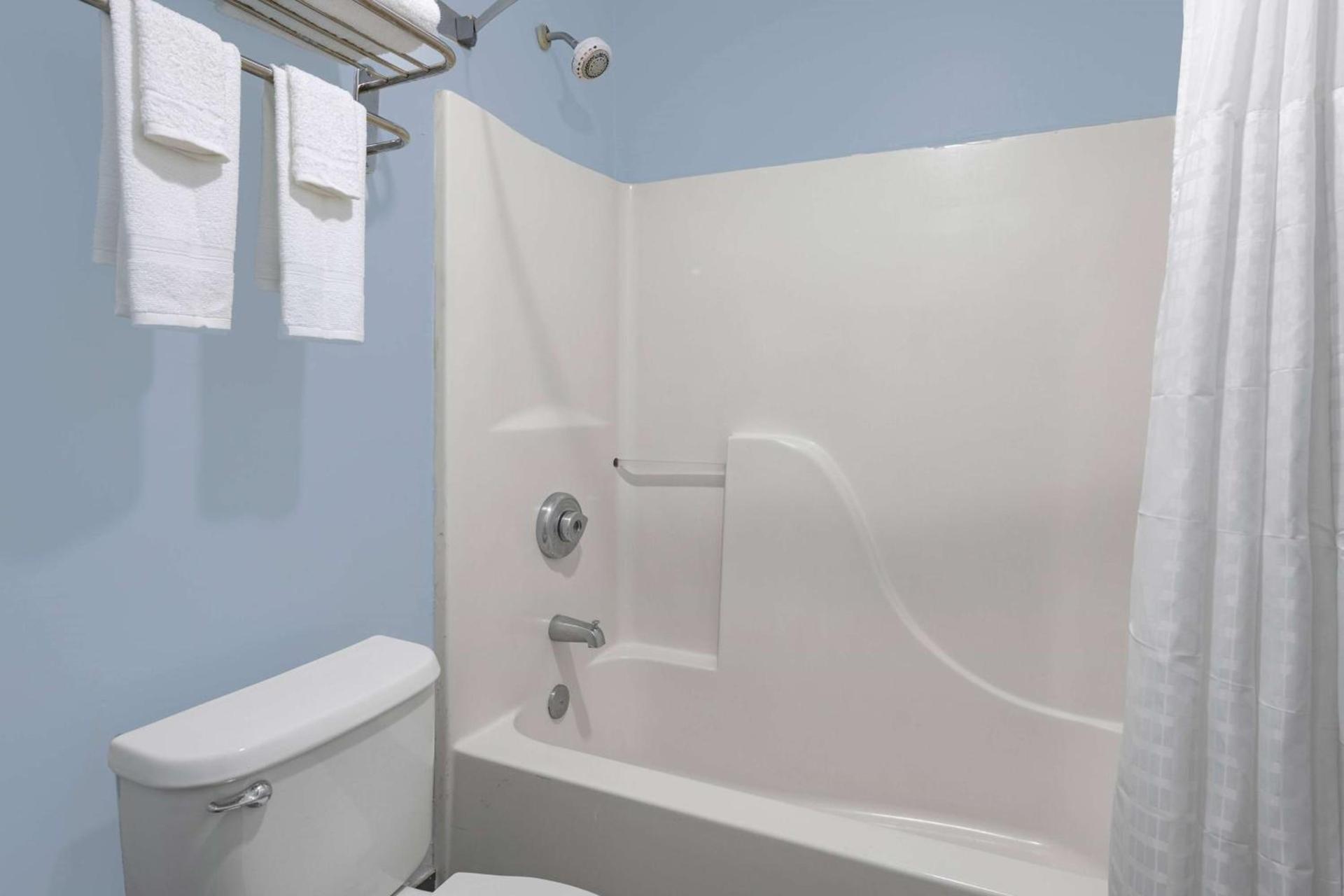 Days Inn by Wyndham Pensacola I-10 photo 24