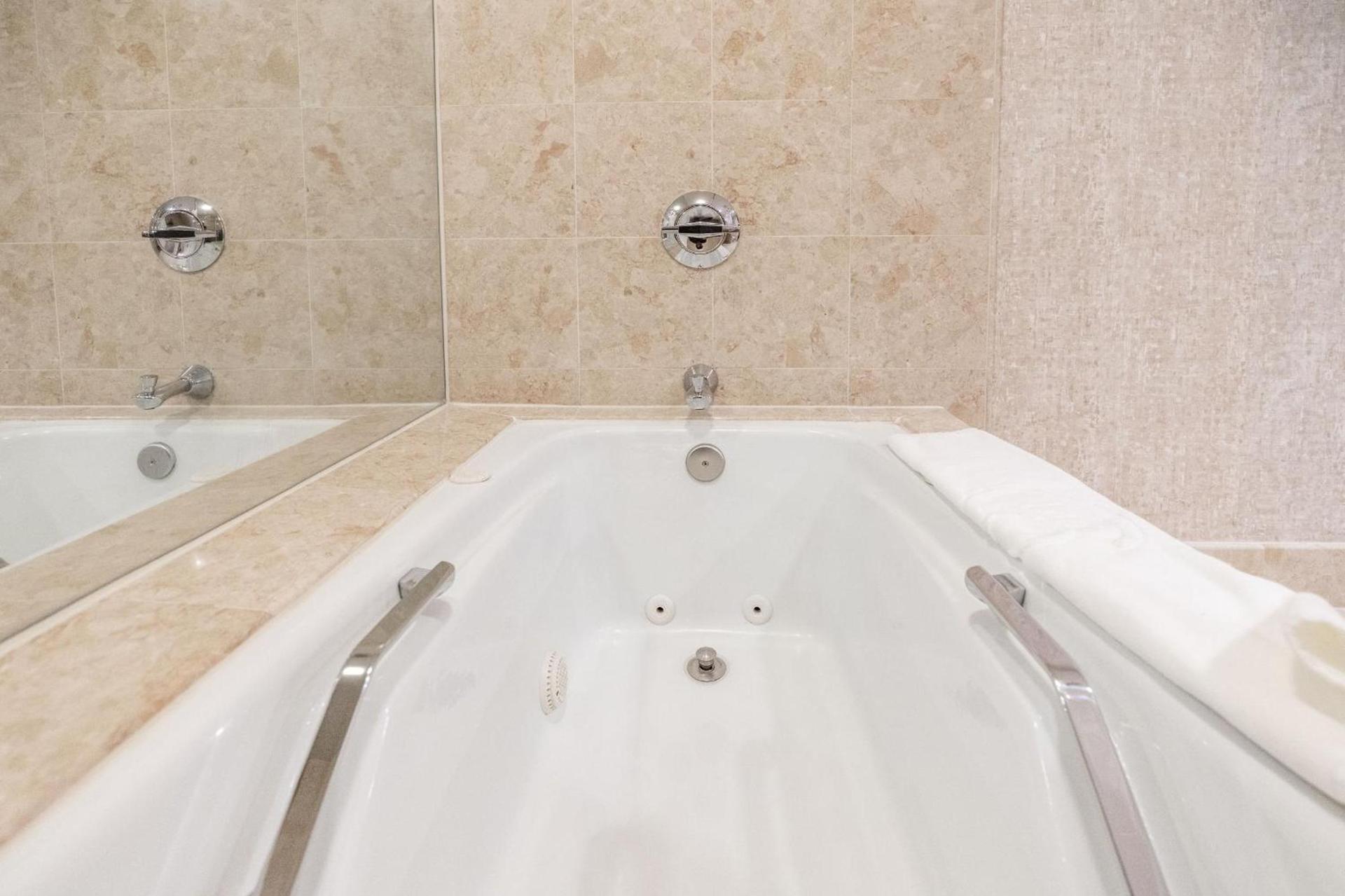 Chateau Merrimack Hotel & Spa photo 73