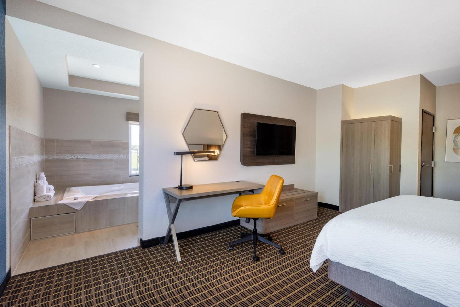 Holiday Inn Express & Suites Pittsburg by IHG photo 55