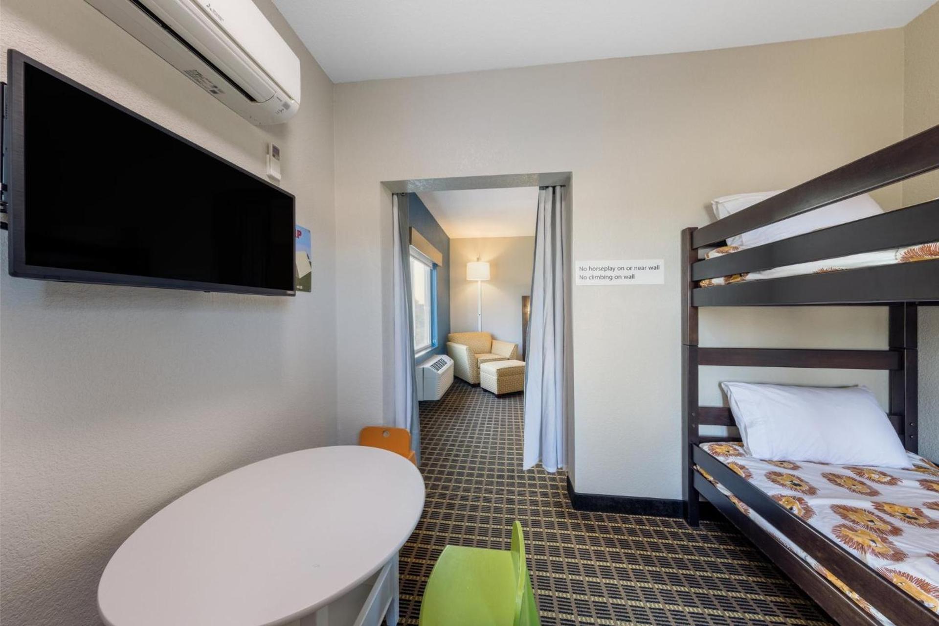 Holiday Inn Express & Suites Pittsburg by IHG photo 58